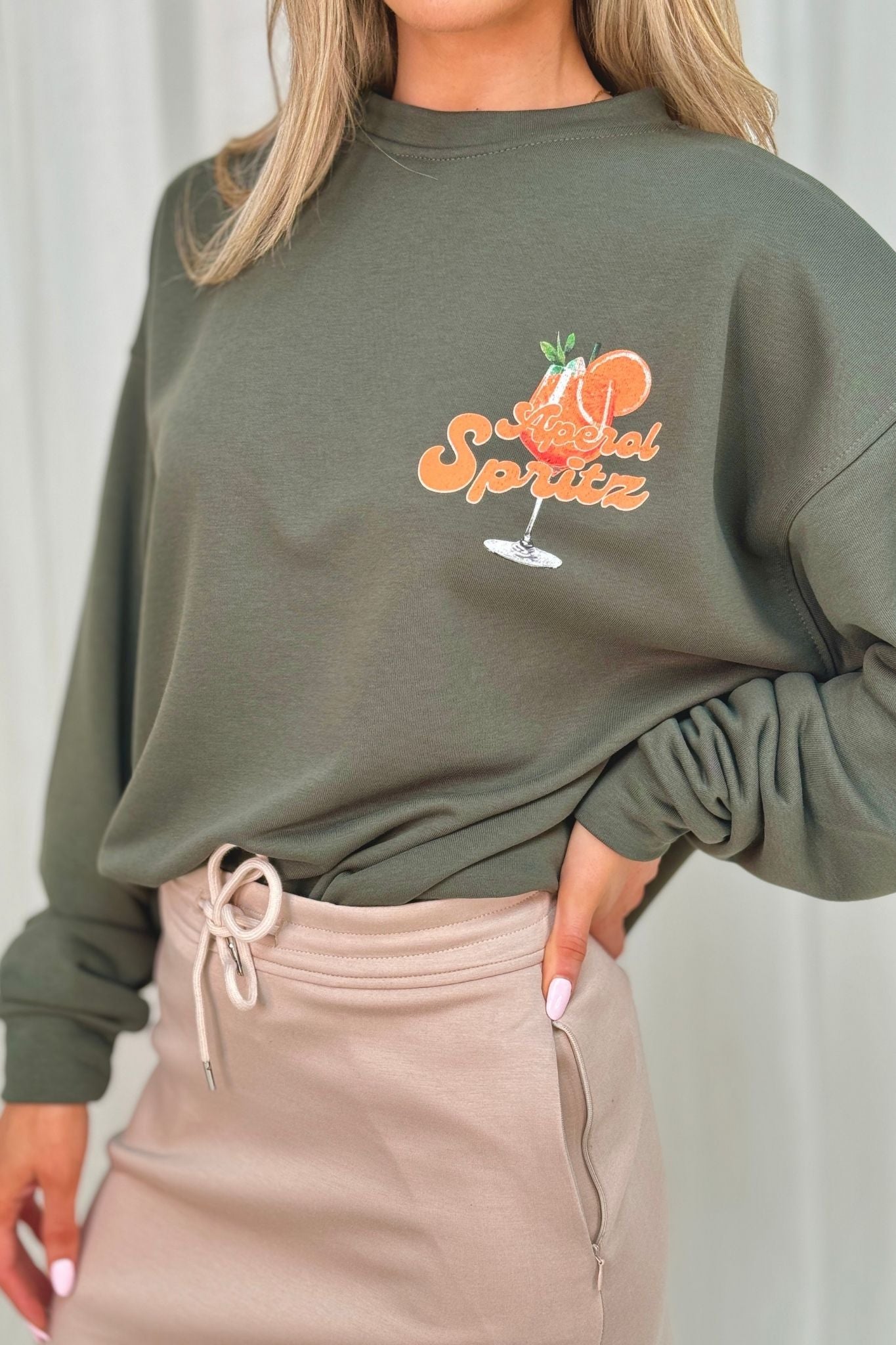 Melanie Cocktail Graphic Sweatshirt In Khaki