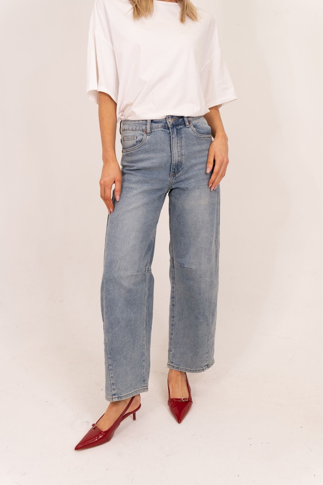 Freya Wide Balloon Jeans In Light Wash