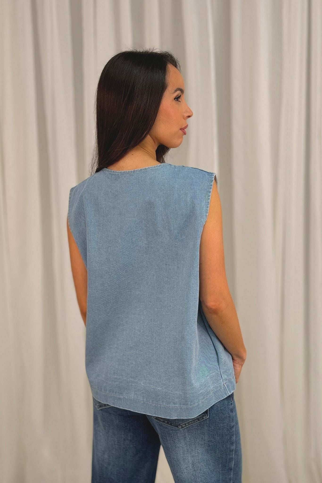 Leona Sleeveless Denim Jacket In Light Wash