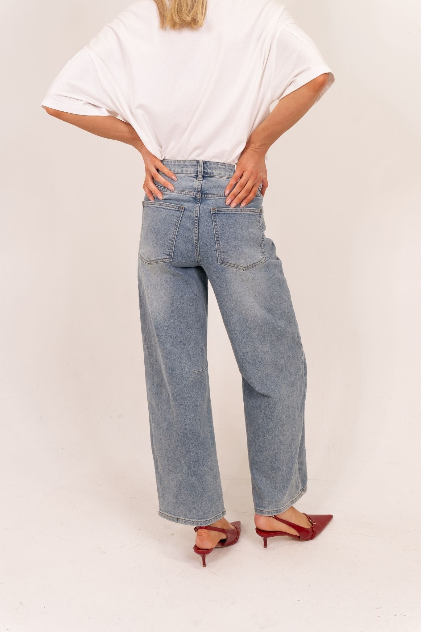 Freya Wide Balloon Jeans In Light Wash