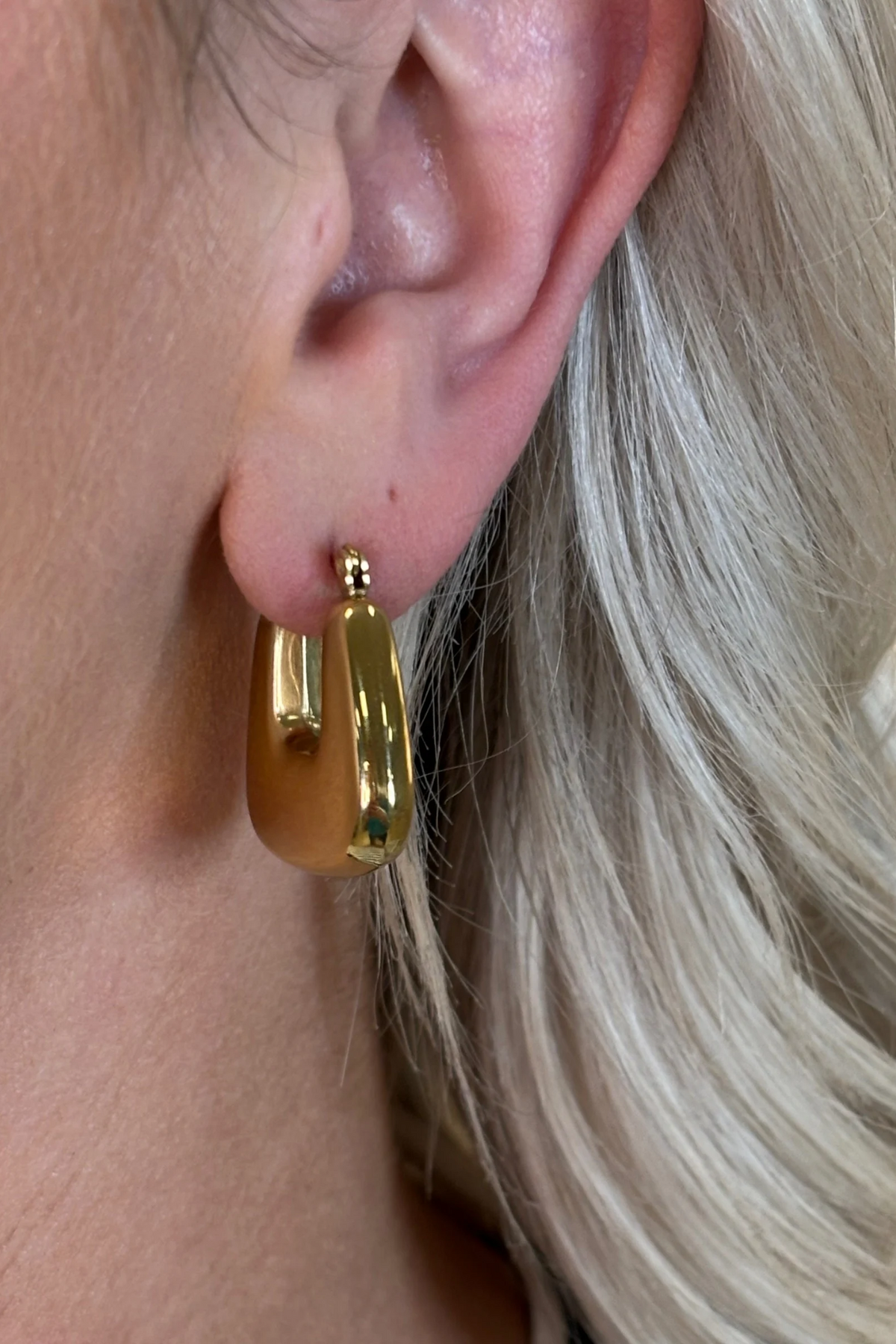 Mona Square Hoop Earrings In Gold