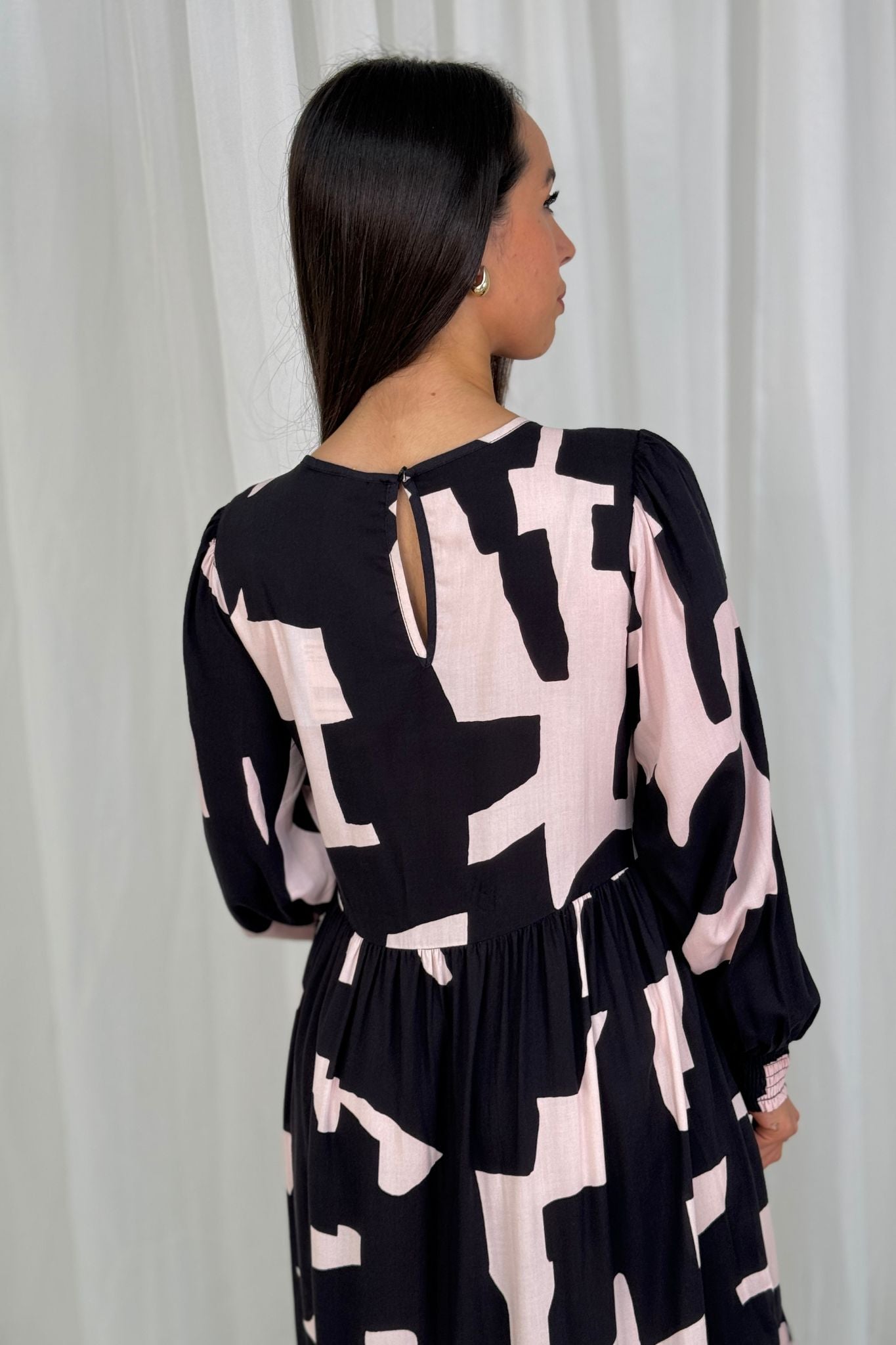 Frankie Tiered Midi Dress In Black & Pink