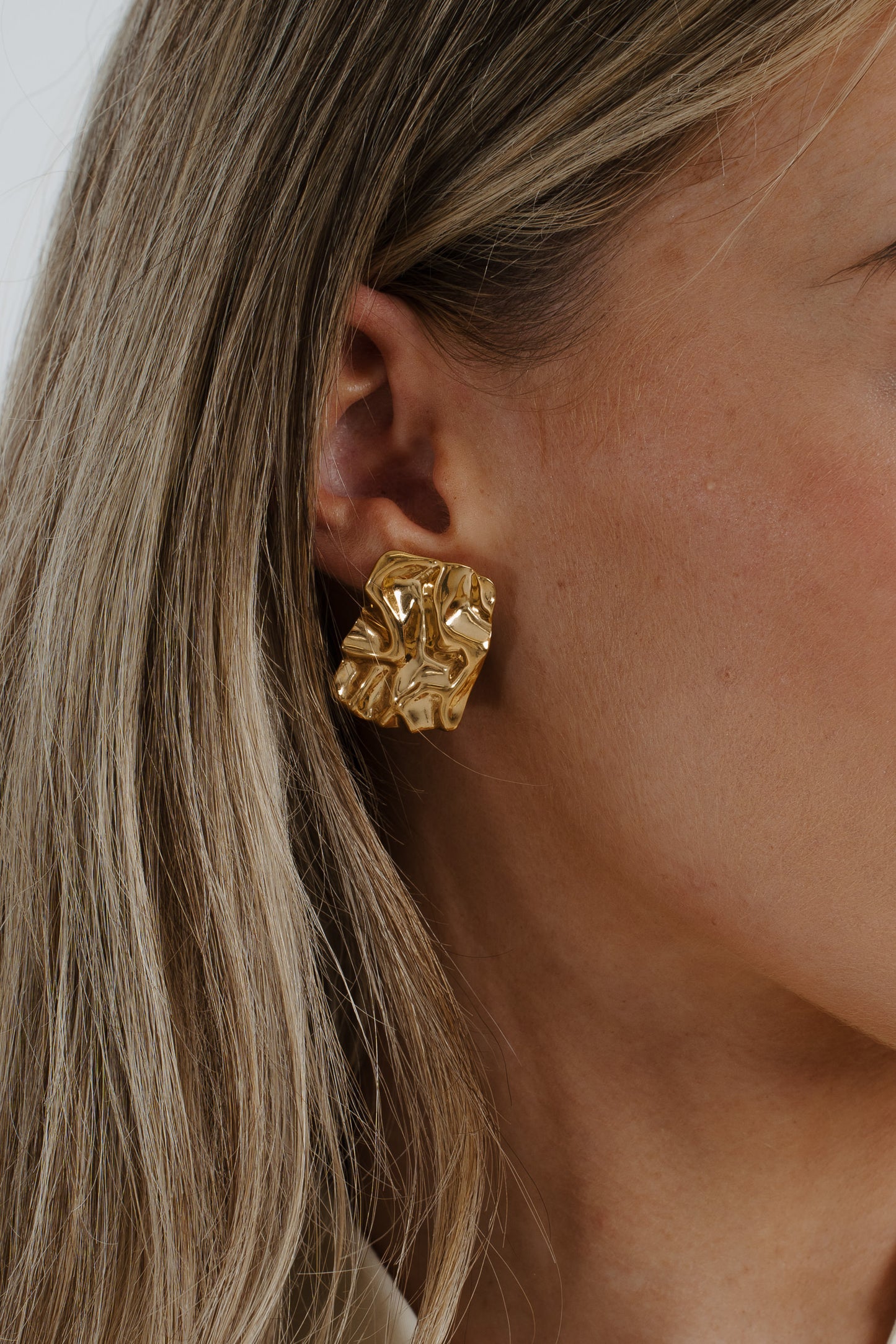 Mona Textured Rectangle Earring In Gold