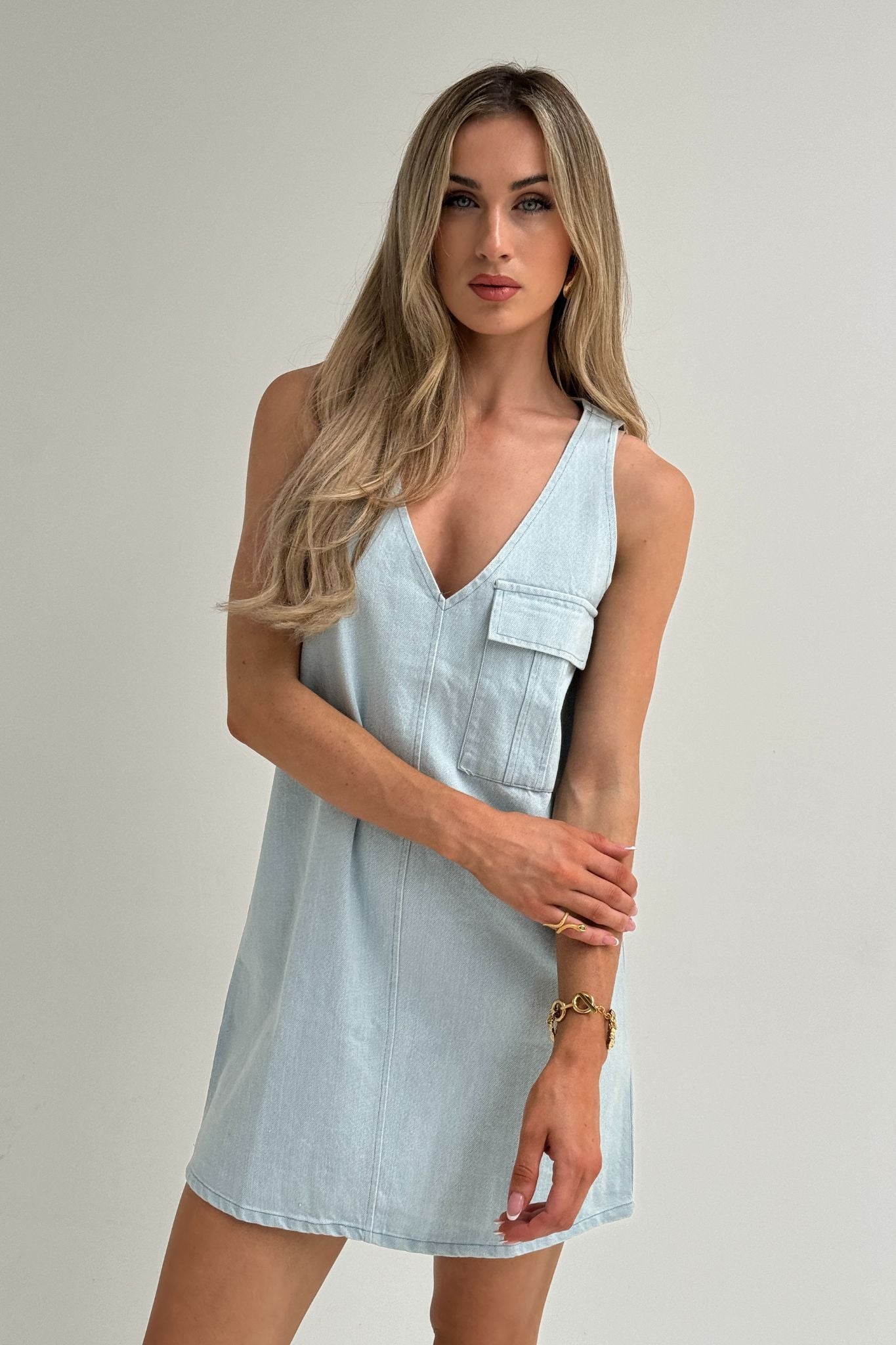 Daisy Sleeveless Denim Dress In Light Wash