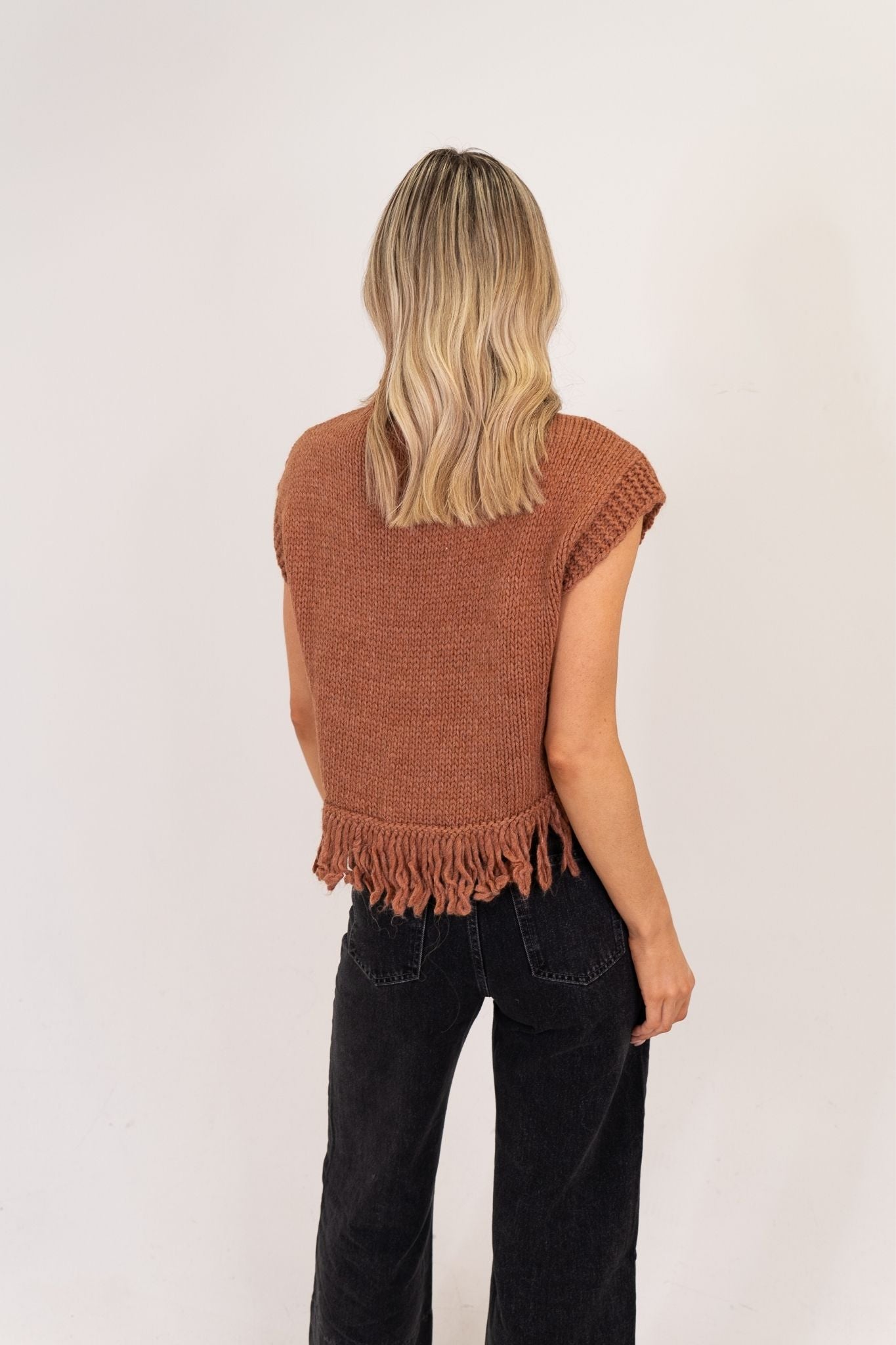 Leah Sleeveless Fringed Knit In Rust