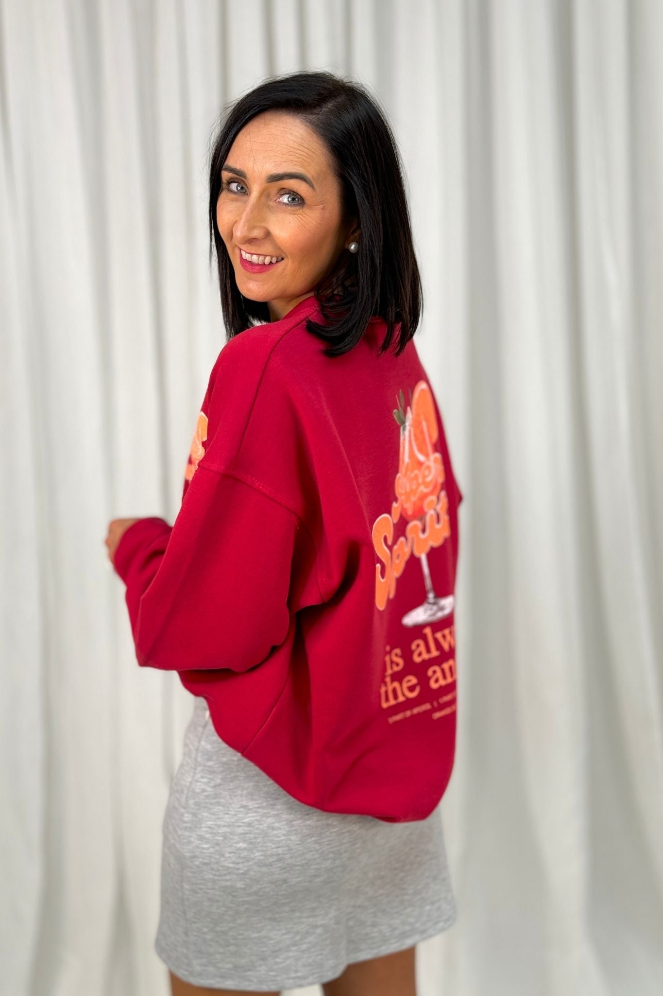 Melanie Cocktail Graphic Sweatshirt In Dark Red