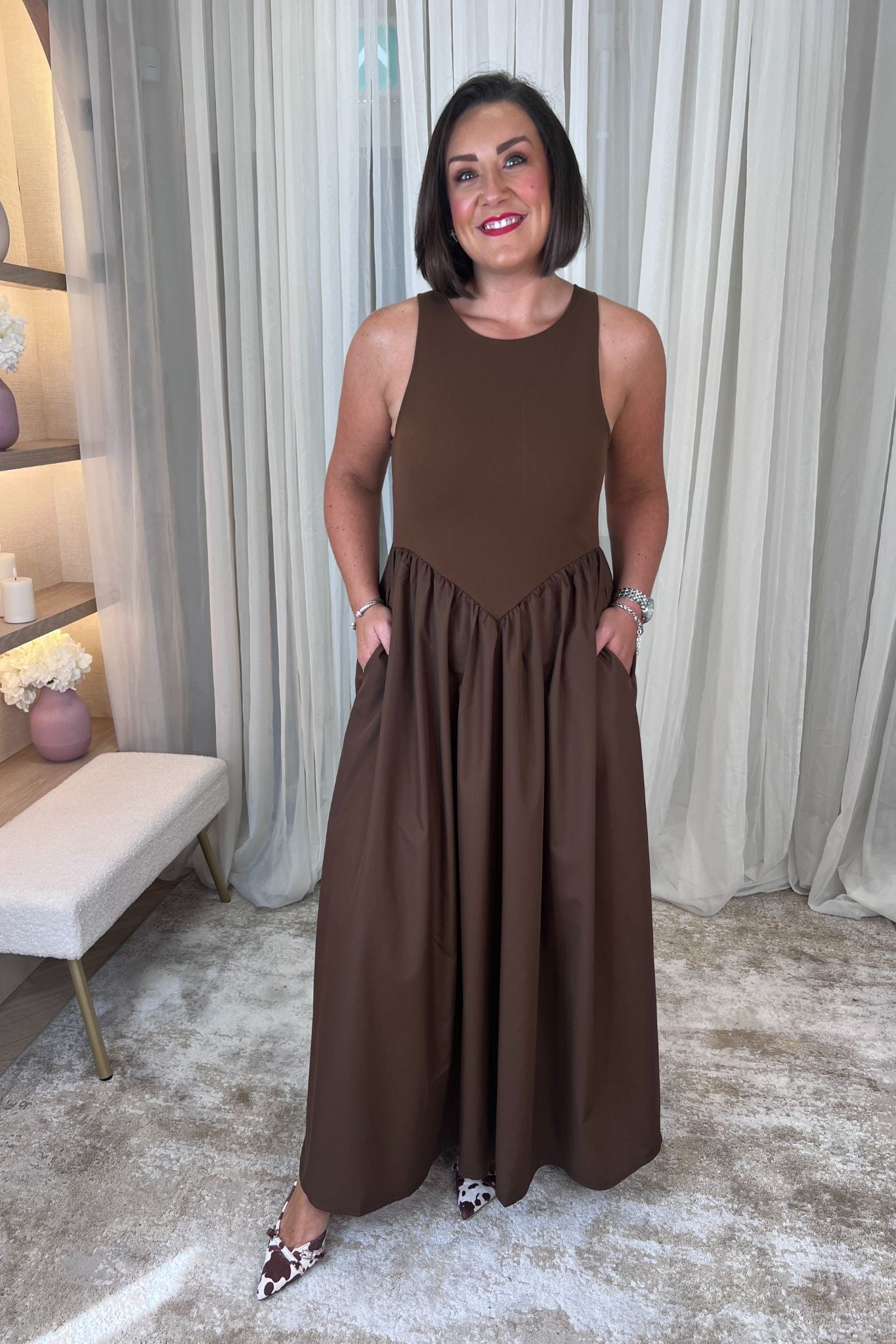 Maddie Sleeveless Dress In Chocolate