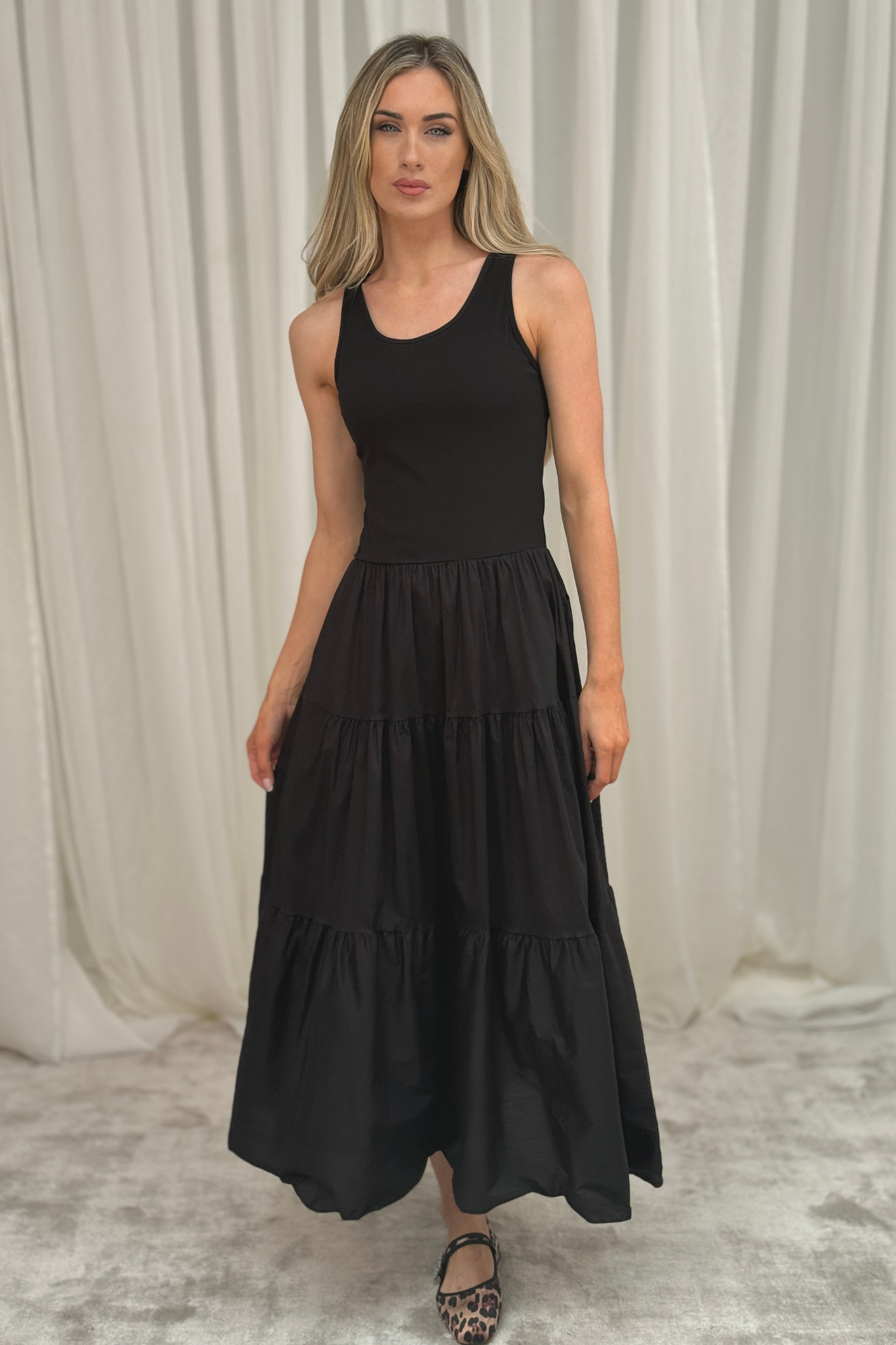 Leona Sleeveless Tiered Midi Dress In Black