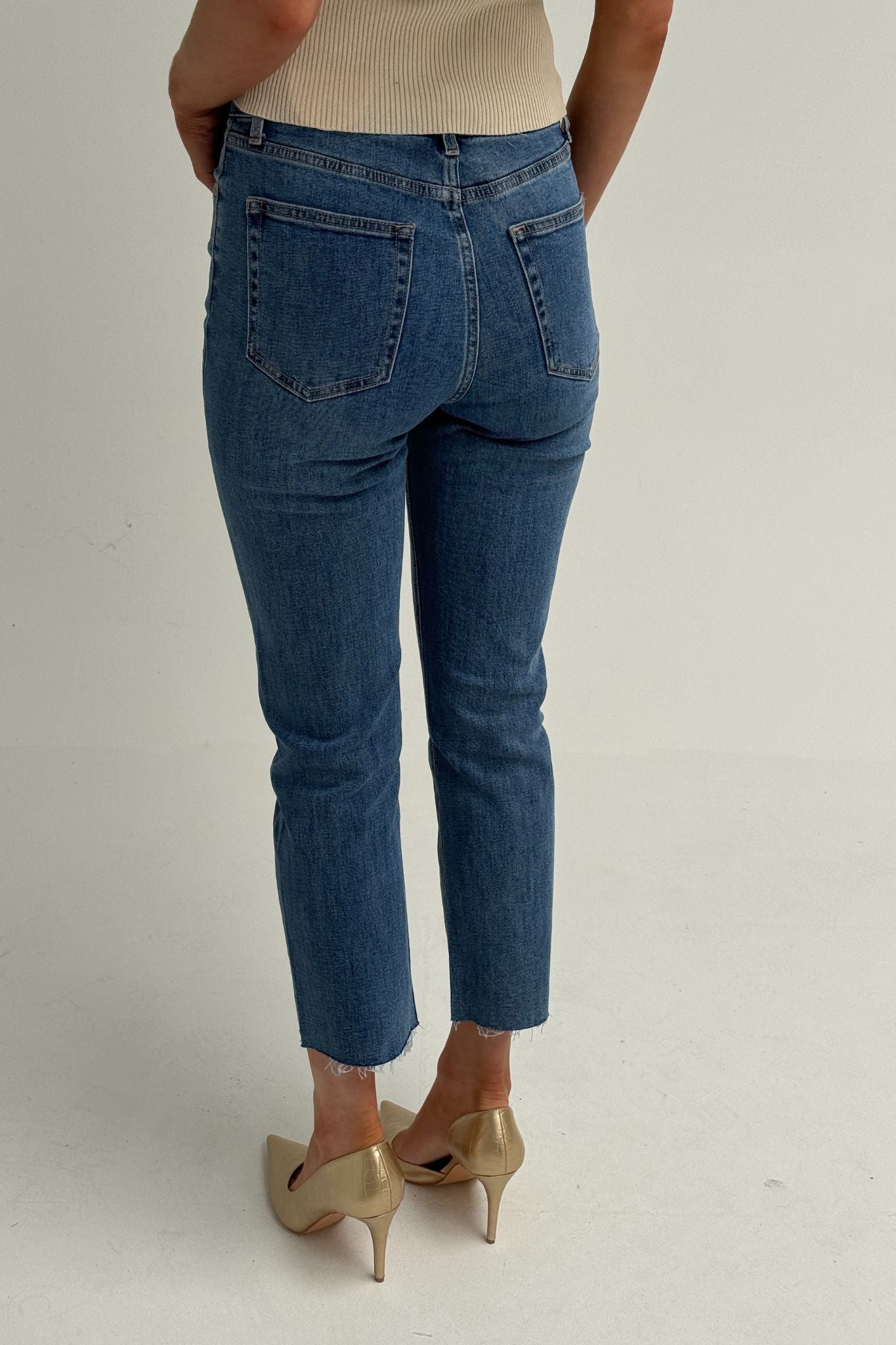 Cindy Mom Fit Jean In Mid Wash