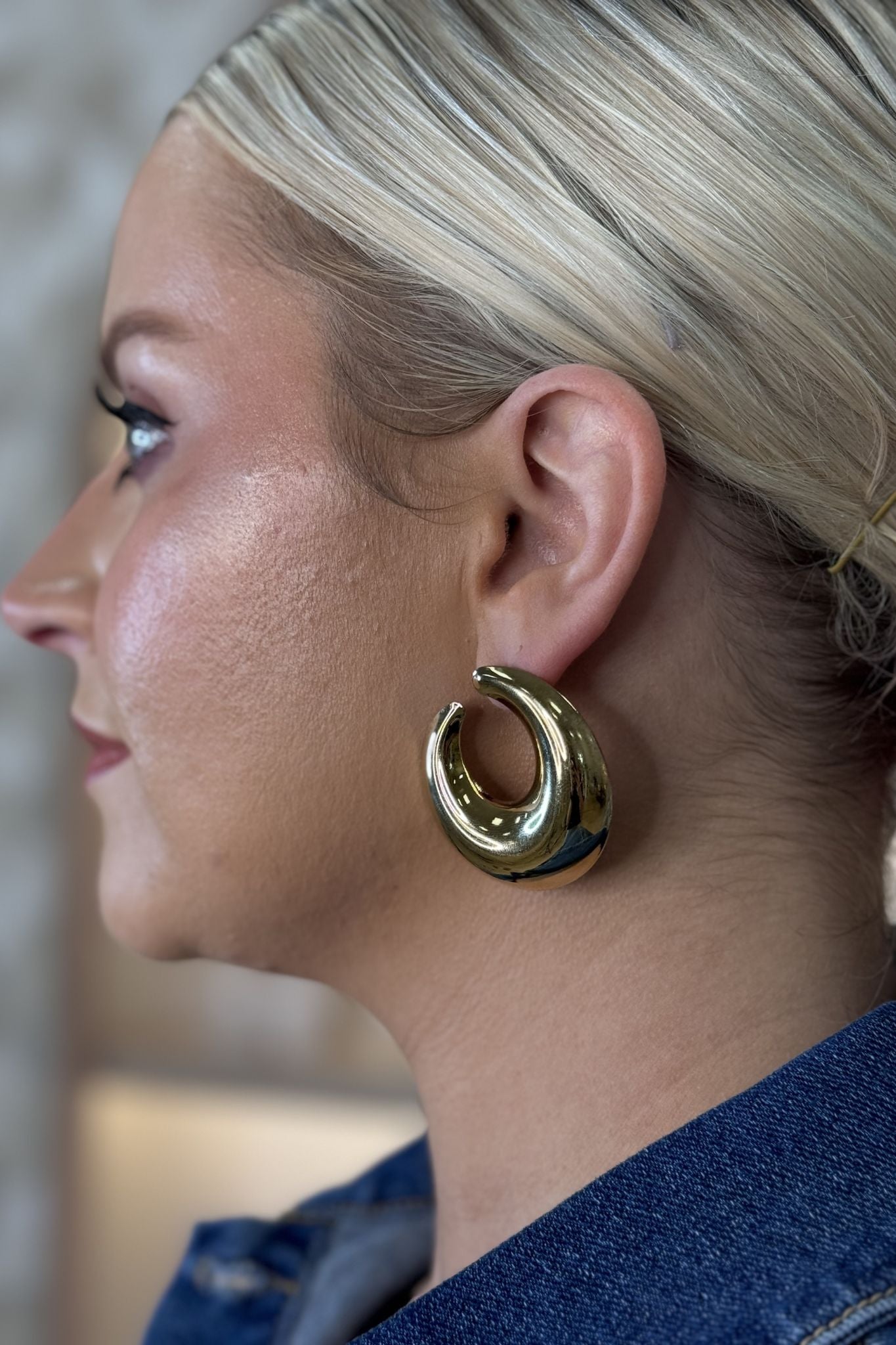 Olive Circle Earring In Gold