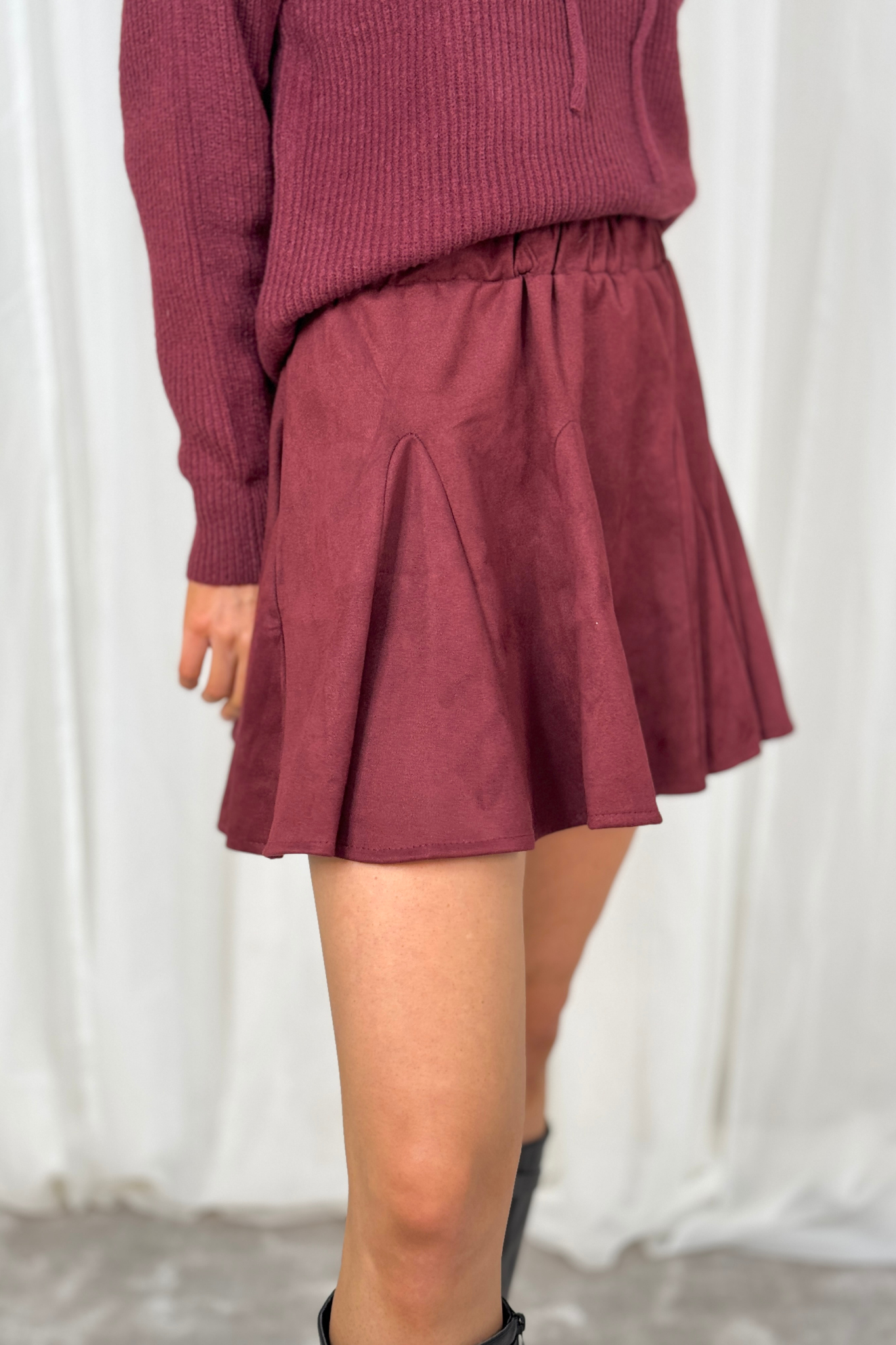 Caitlyn Pleated Faux Suede Skirt In Burgundy