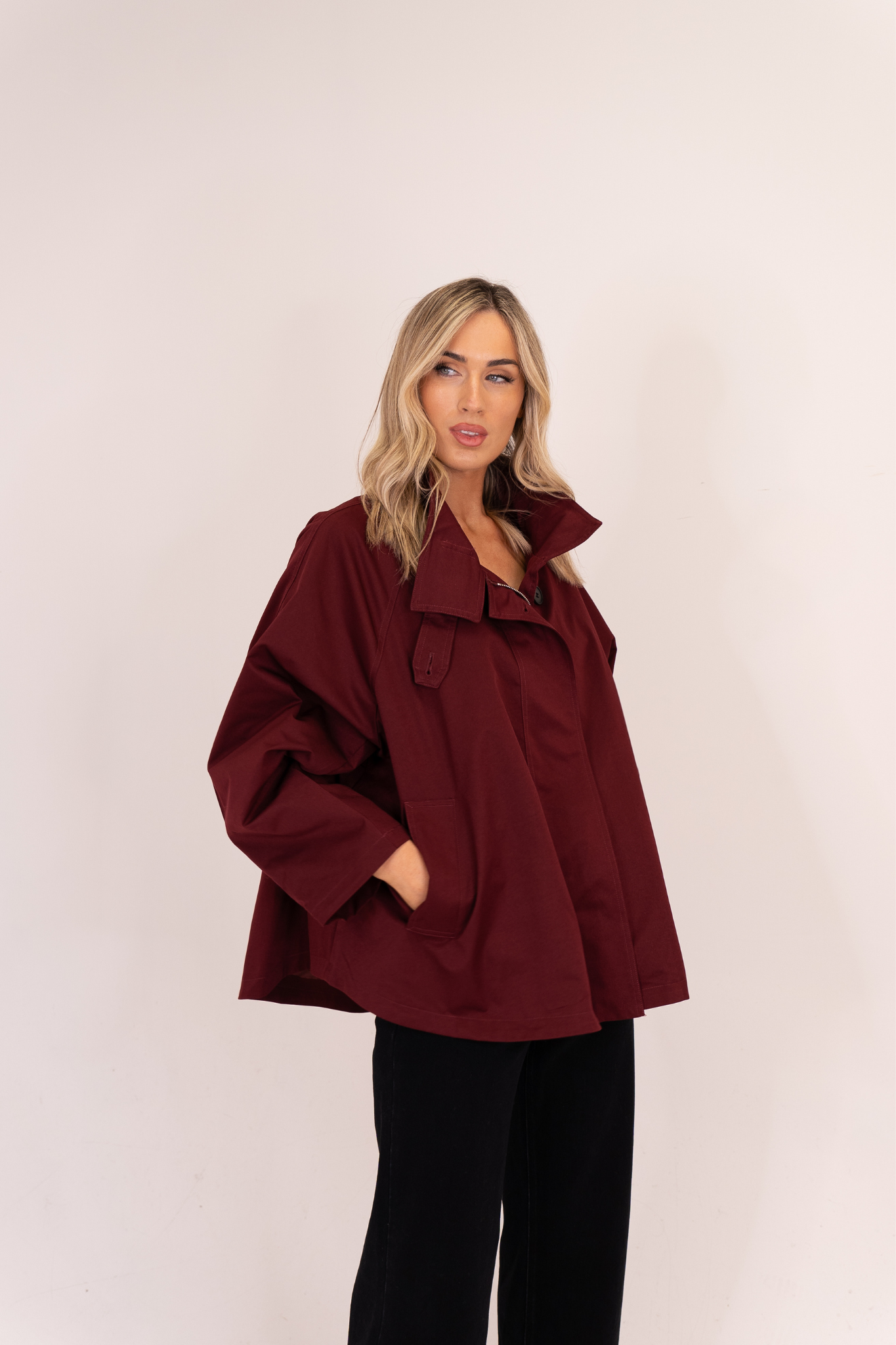 Elsa Cropped Trench Coat In Bordeaux