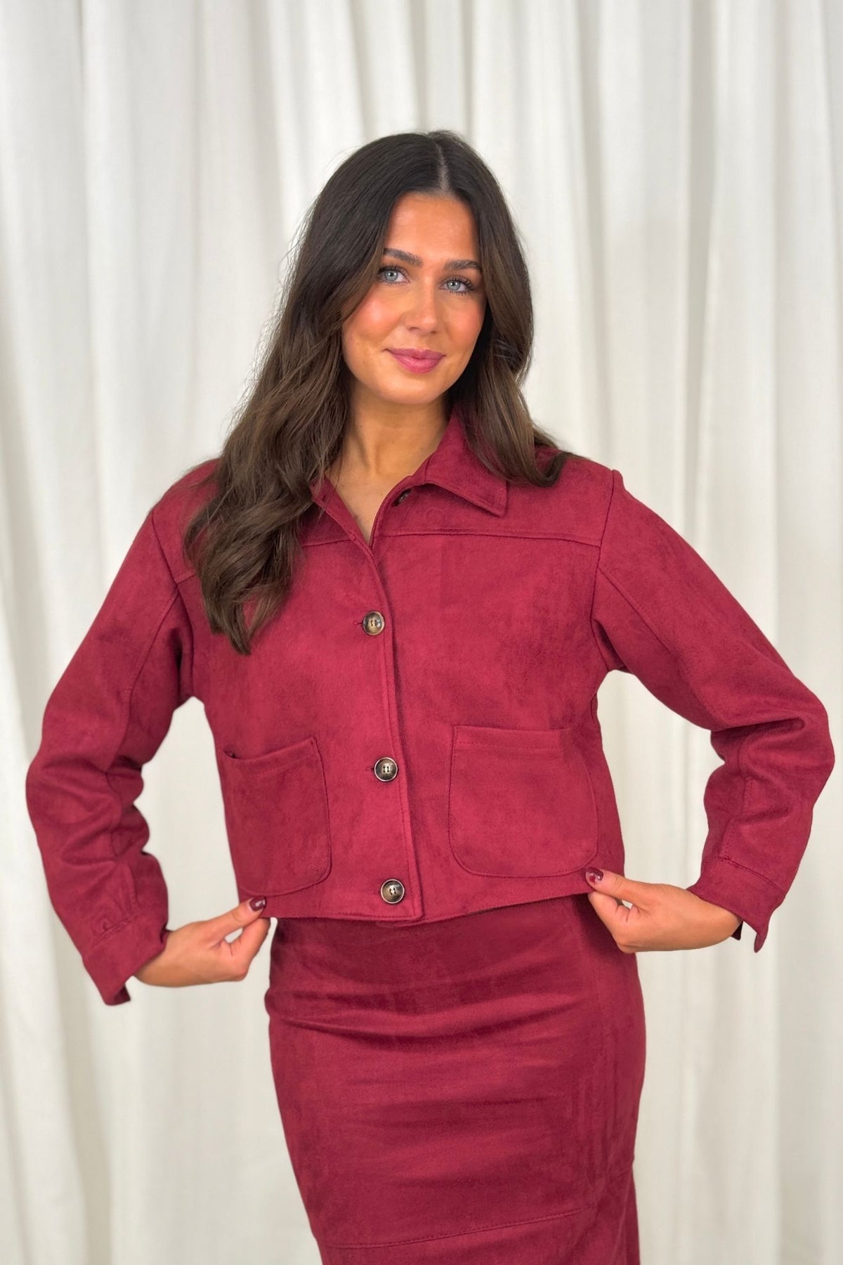 Caitlyn Crop Faux Suede Jacket In Burgundy