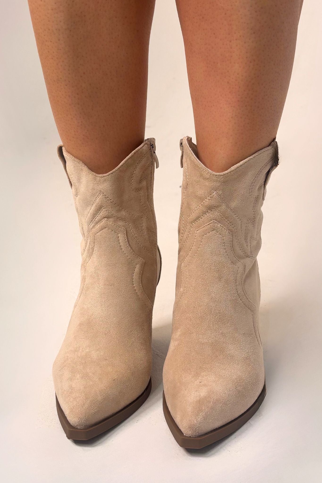 Izzy Ankle Western Boots In Cream