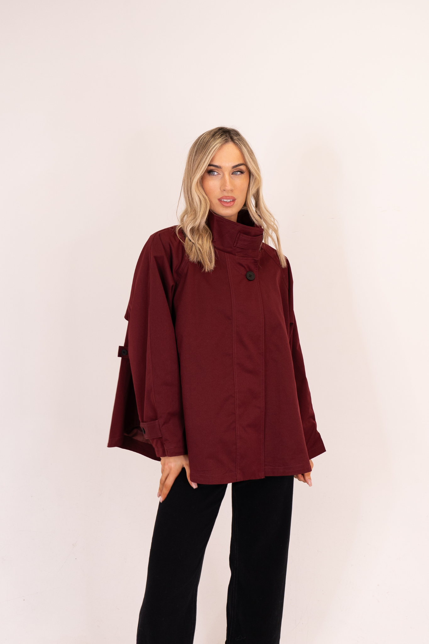 Elsa Cropped Trench Coat In Bordeaux