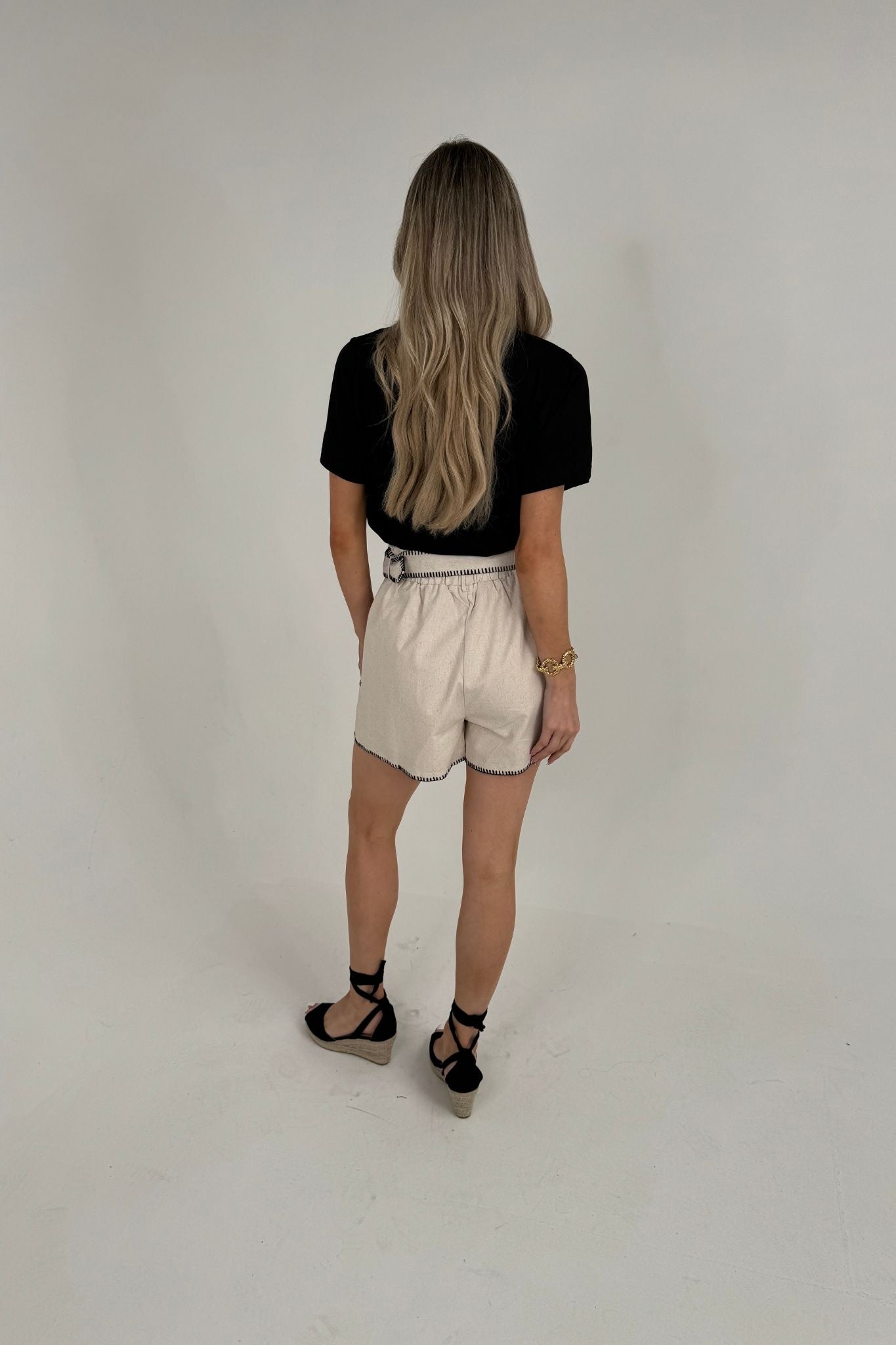 Caitlyn Contrast Trim Shorts In Neutral