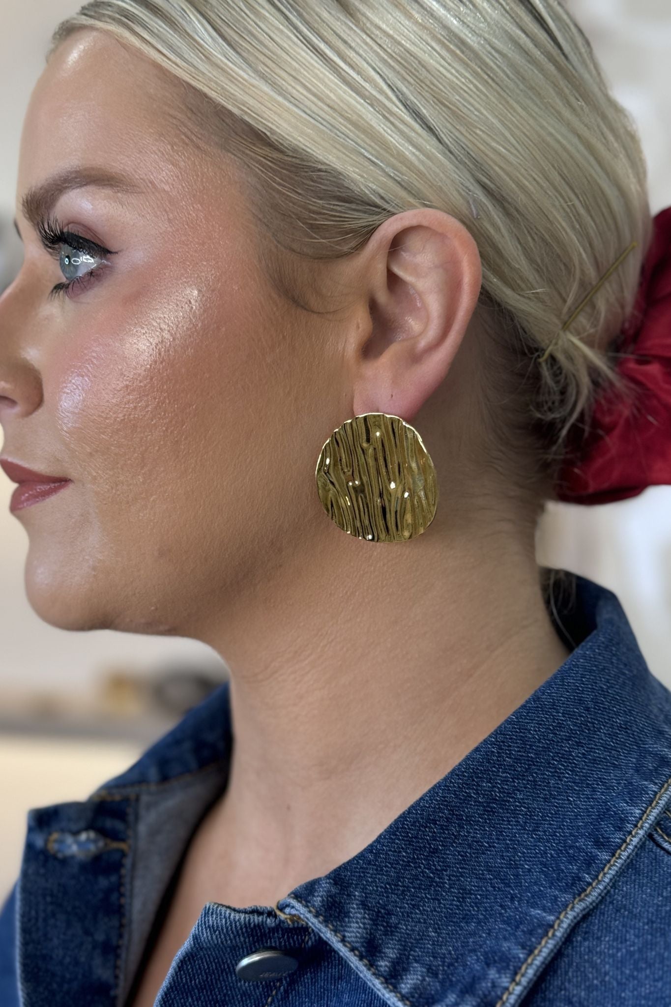 Olive Textured Circle Earring In Gold