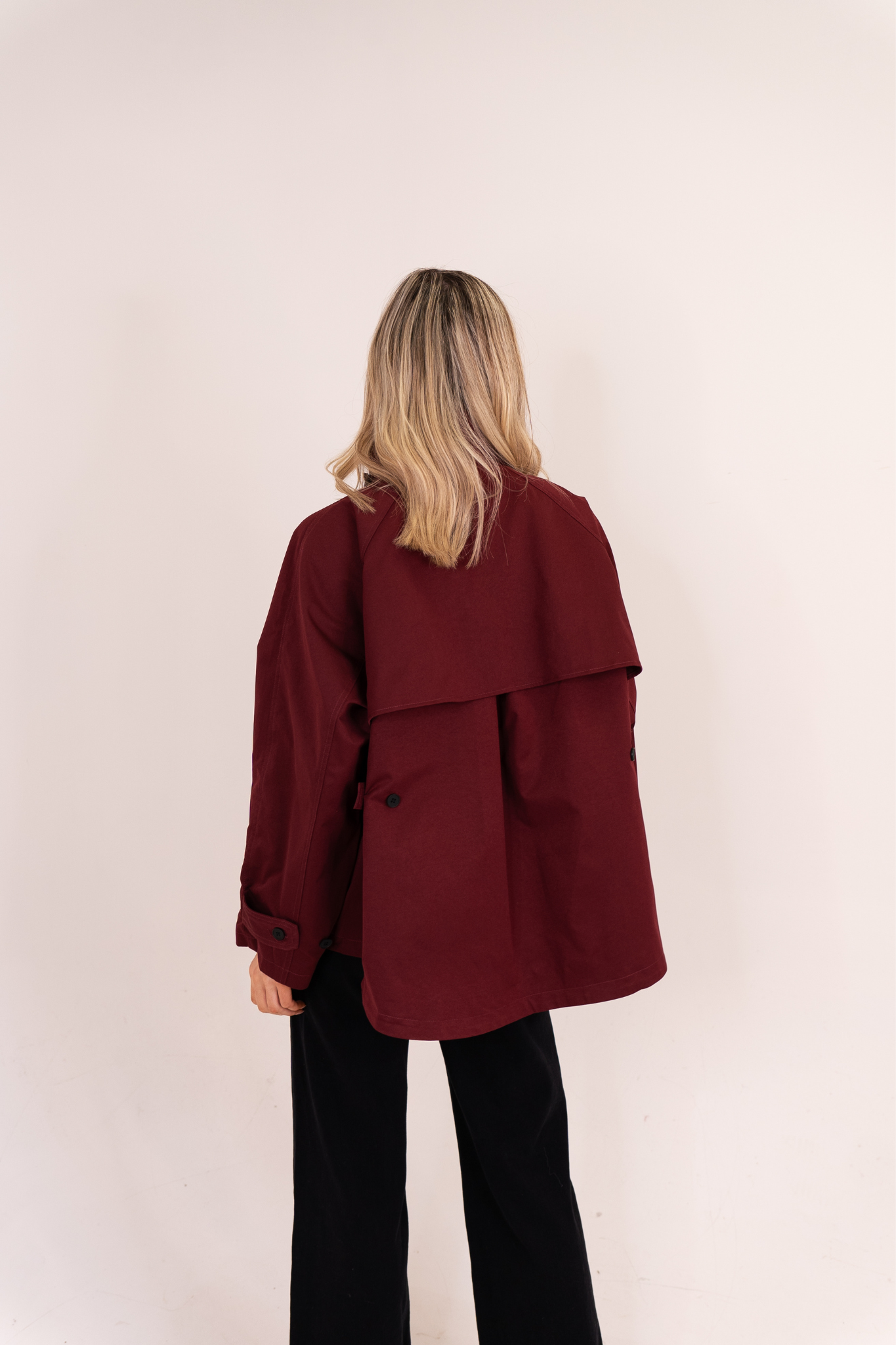 Elsa Cropped Trench Coat In Bordeaux