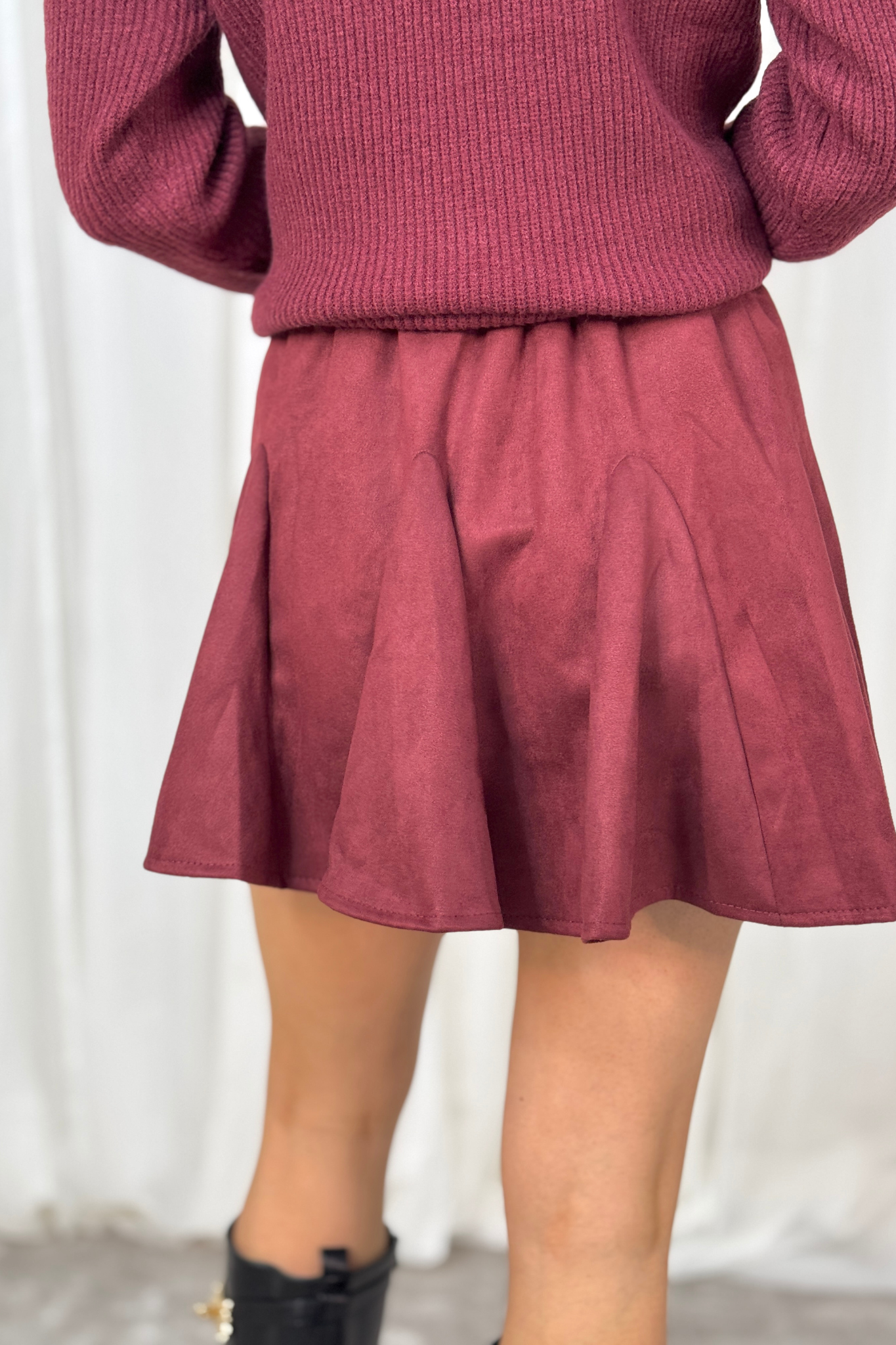 Caitlyn Pleated Faux Suede Skirt In Burgundy