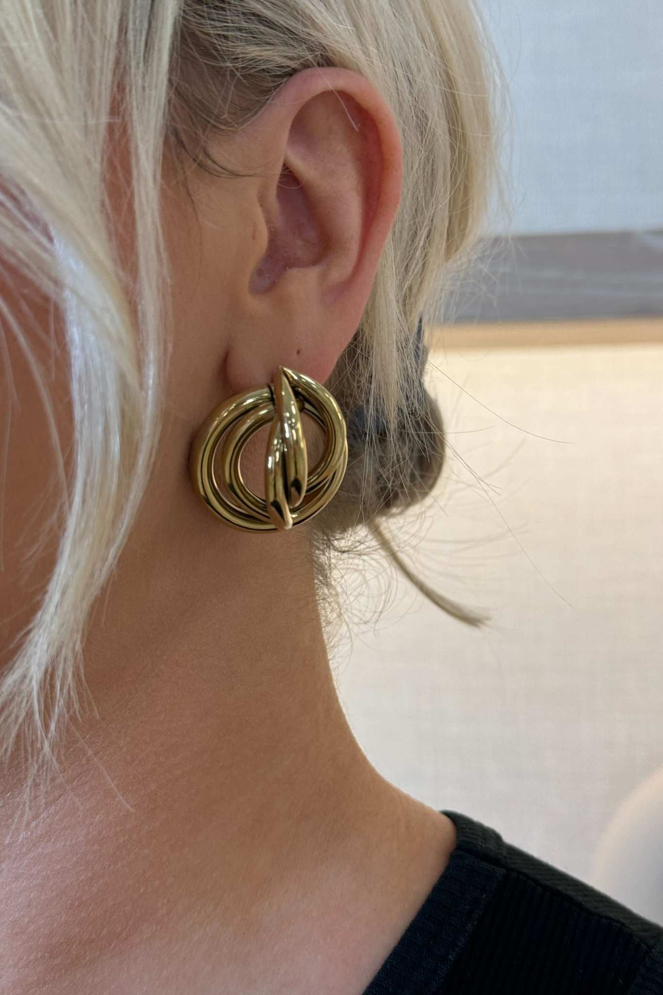 Olive Abstract Circle Earring In Gold