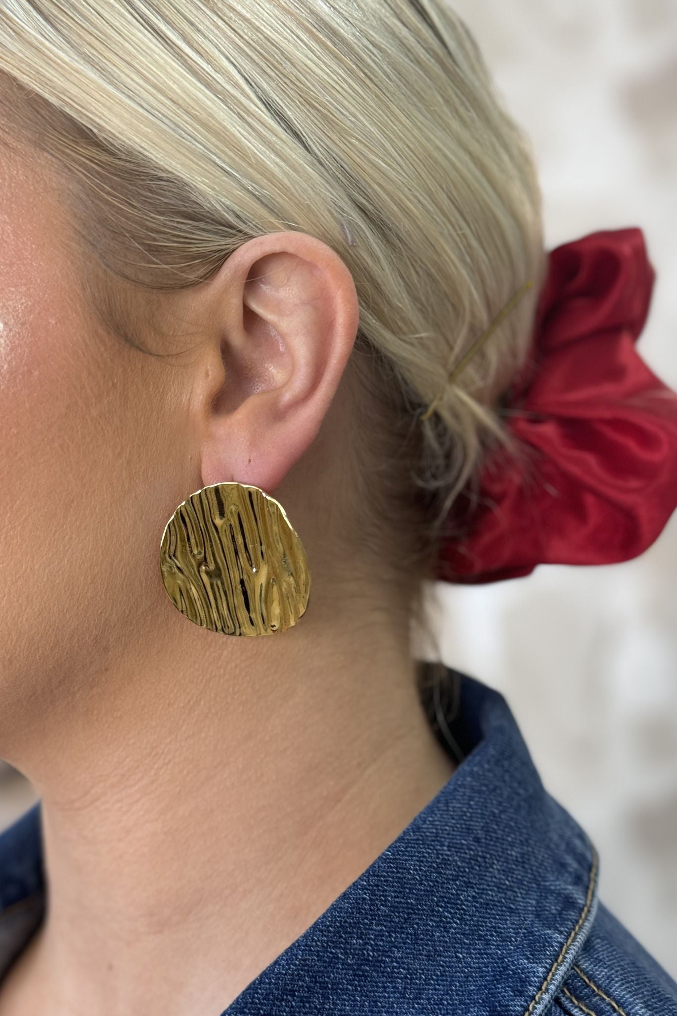 Olive Textured Circle Earring In Gold