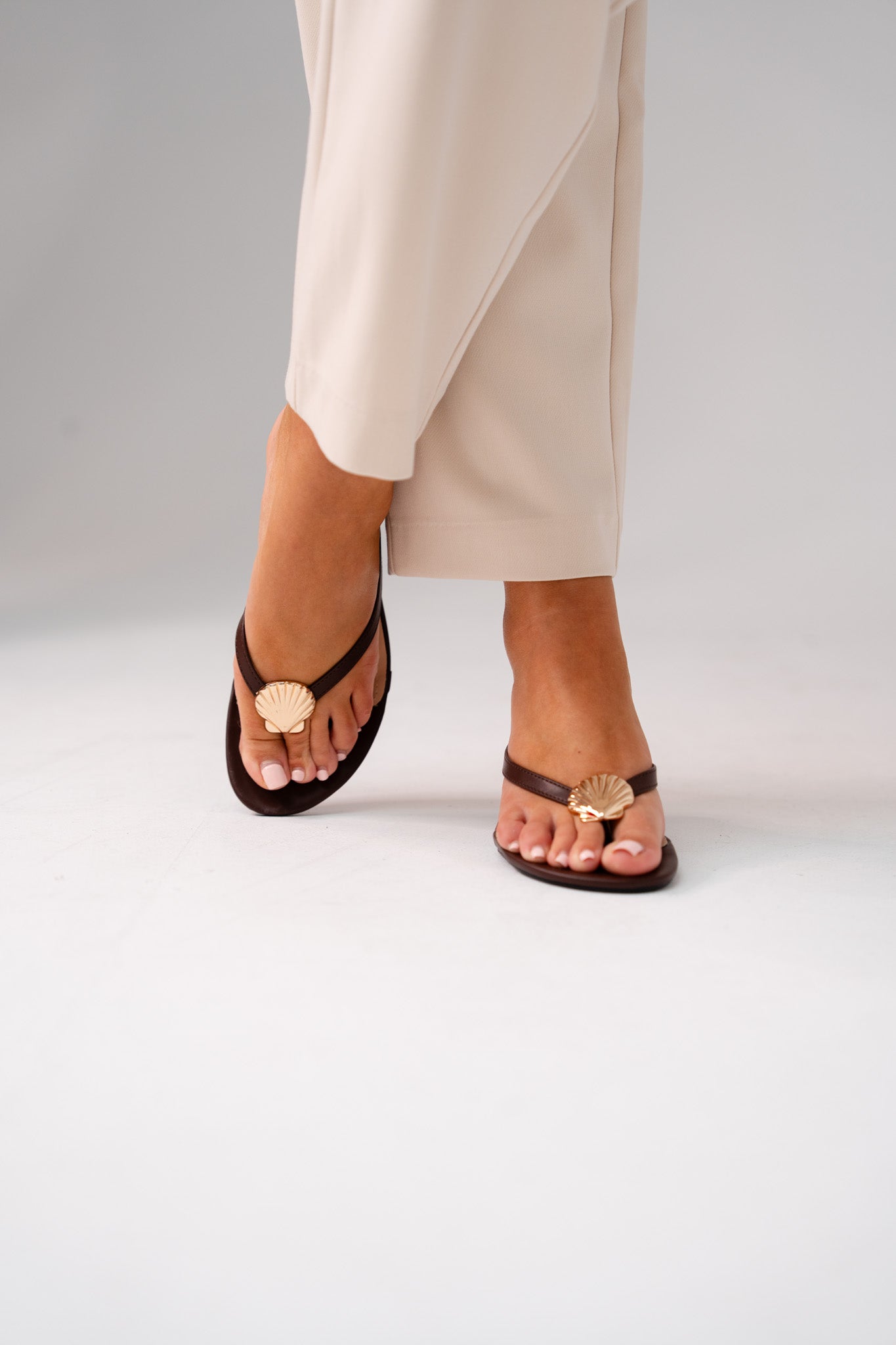 Cathy Seashell Toe Post Heel In Chocolate