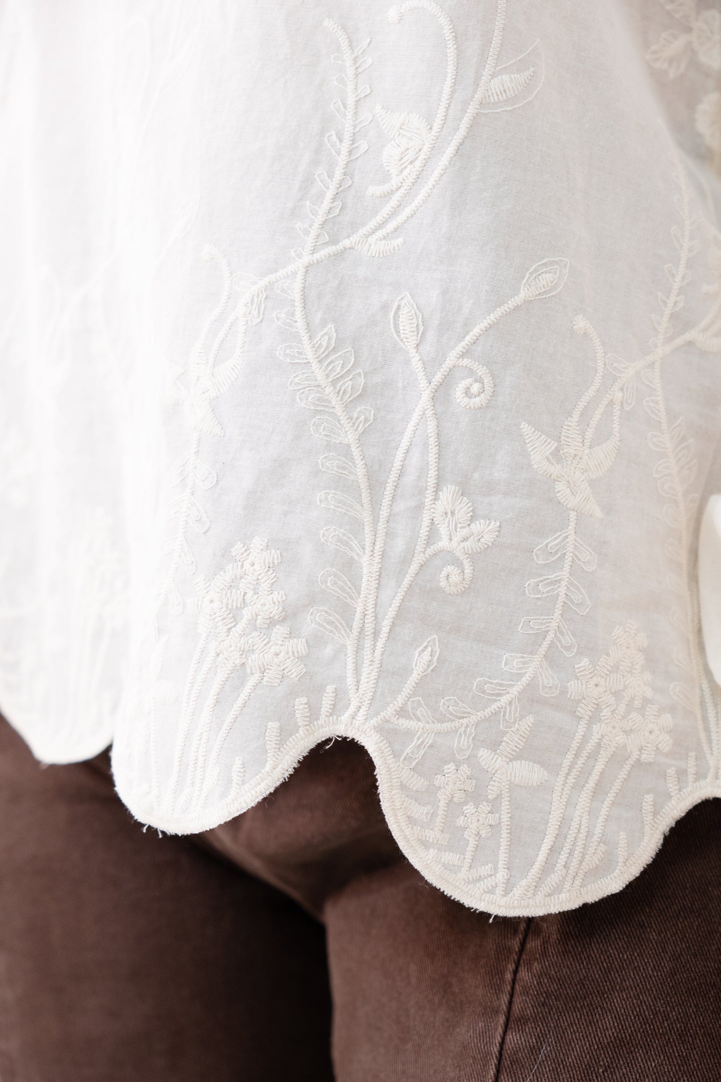 Connie Embroidered Scallop Top In Cream