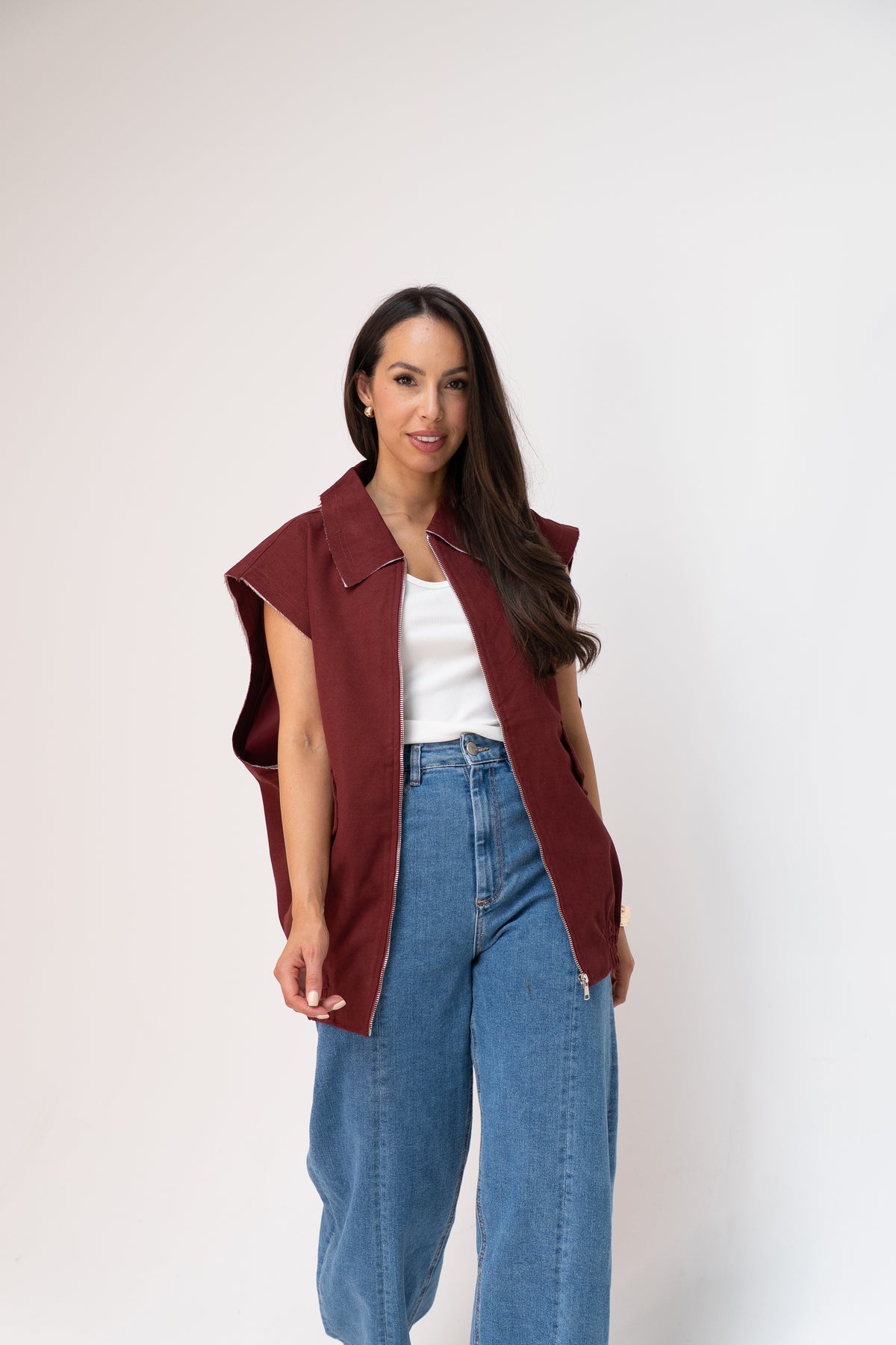 Polly Sleeveless Zip Jacket In Burgundy