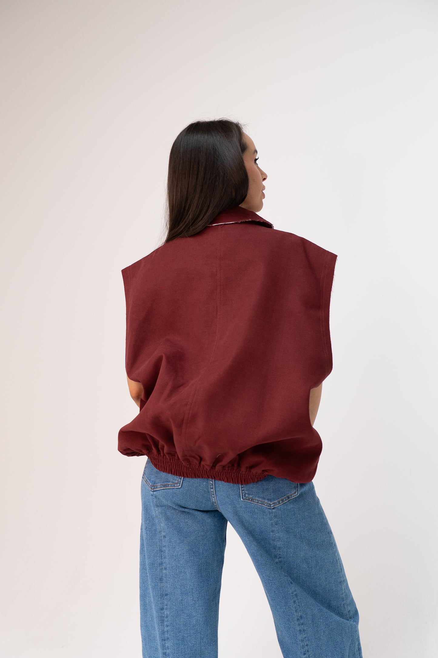 Polly Sleeveless Zip Jacket In Burgundy