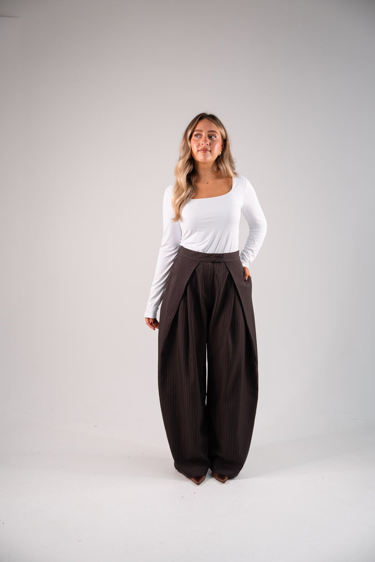 Kendra Pleated Barrell Trousers In Coffee