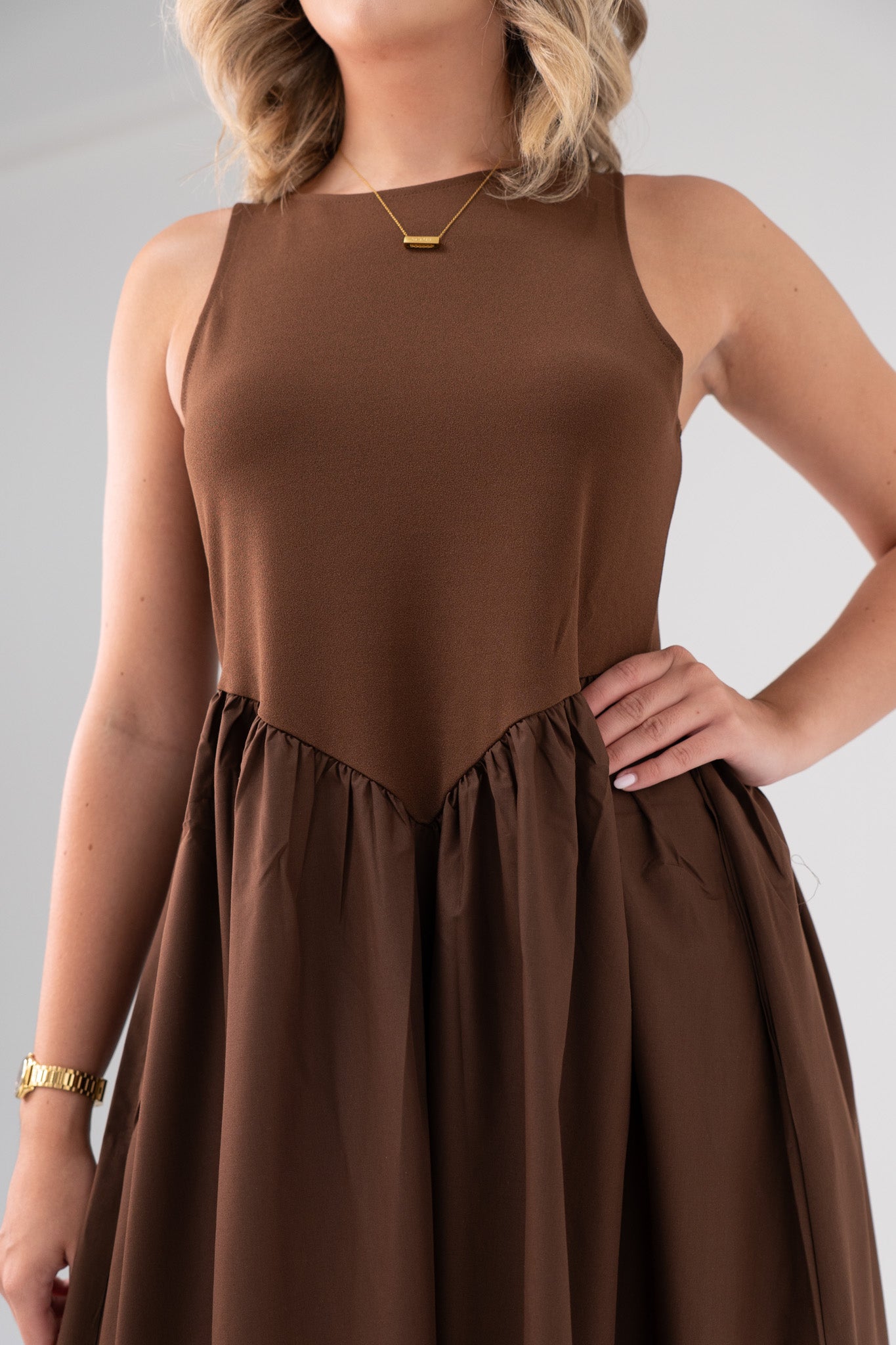 Maddie Sleeveless Dress In Chocolate
