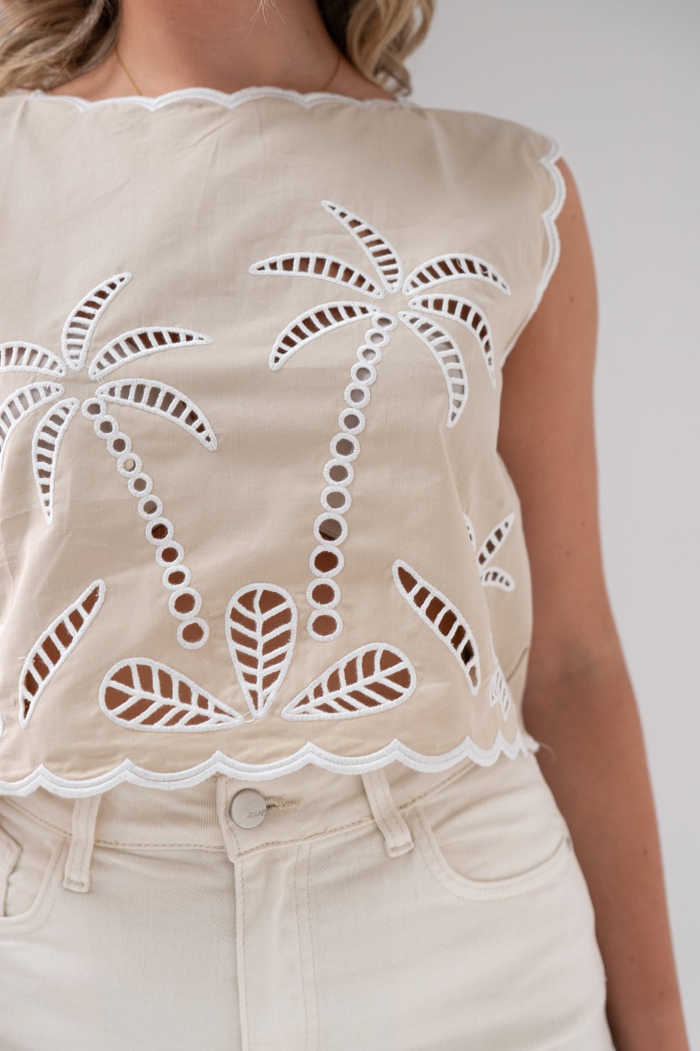 Holly Embroidered Palm Top In Neutral