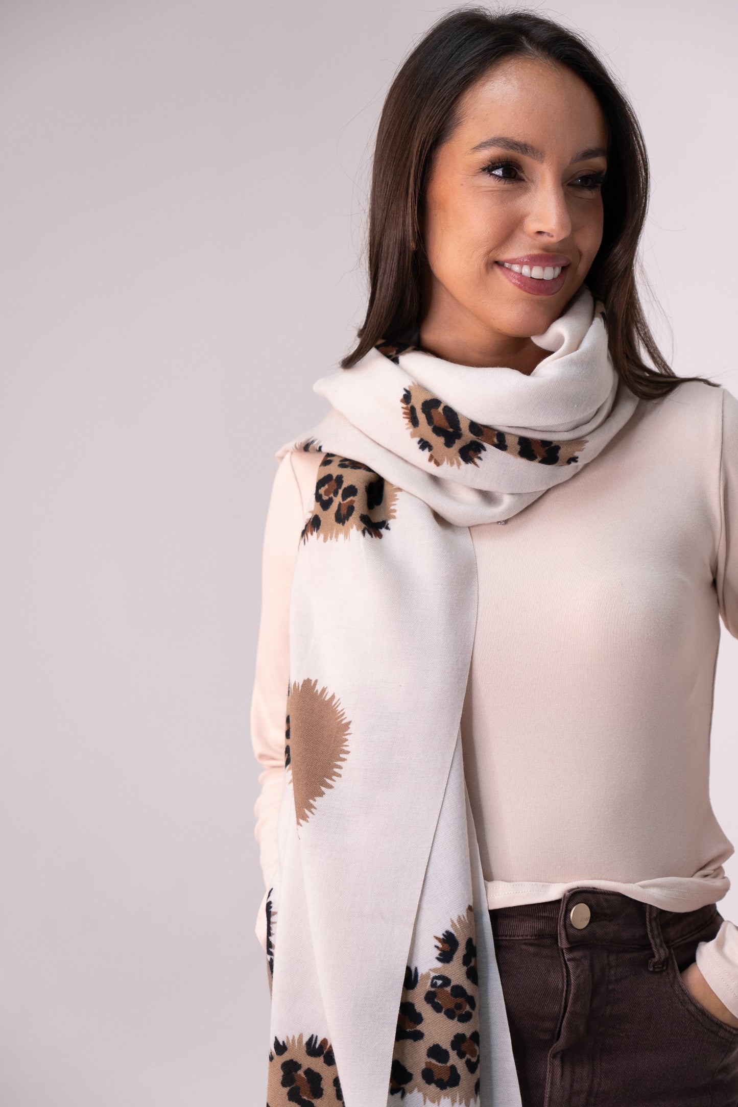 Polly Contrast Heart Scarf In Neutral