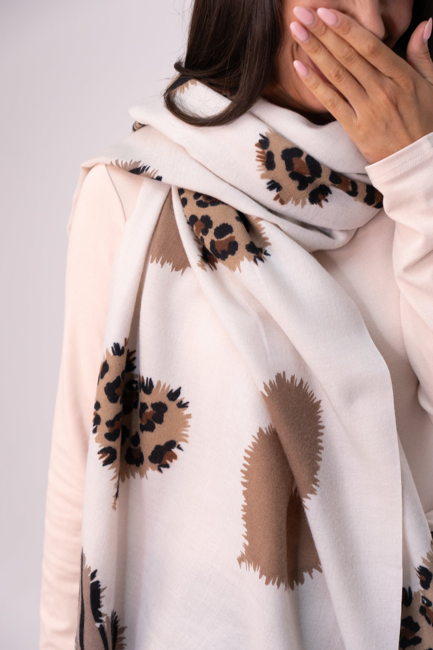 Polly Contrast Heart Scarf In Neutral
