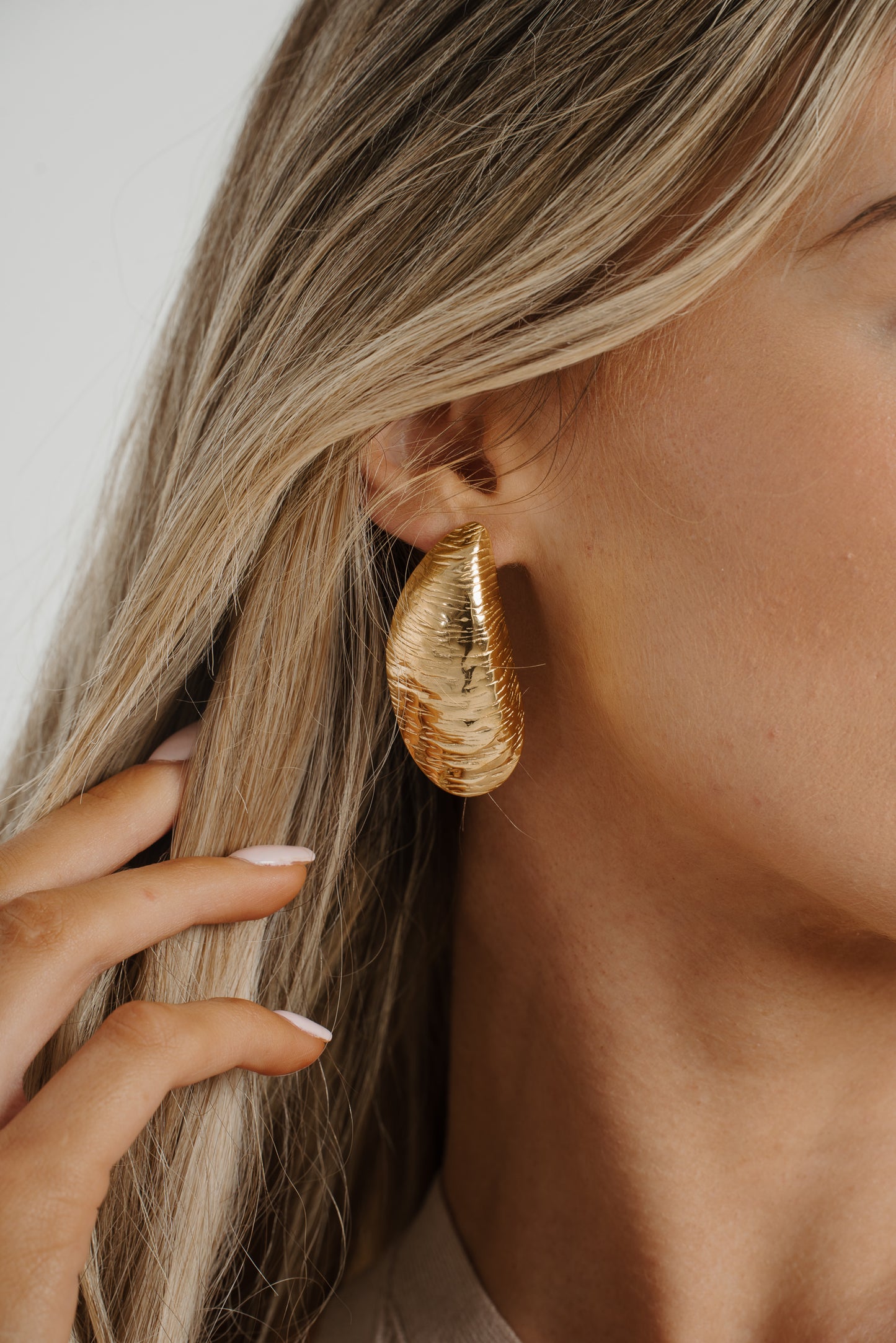Cameron Shell Earrings In Gold