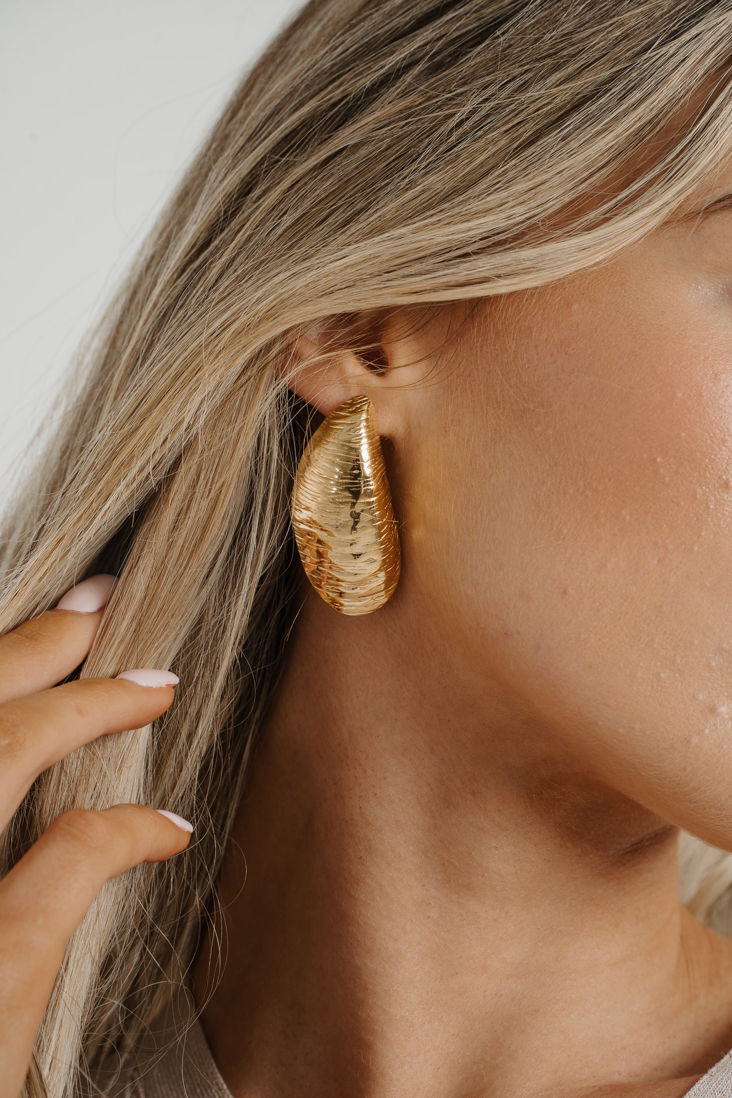 Cameron Shell Earrings In Gold