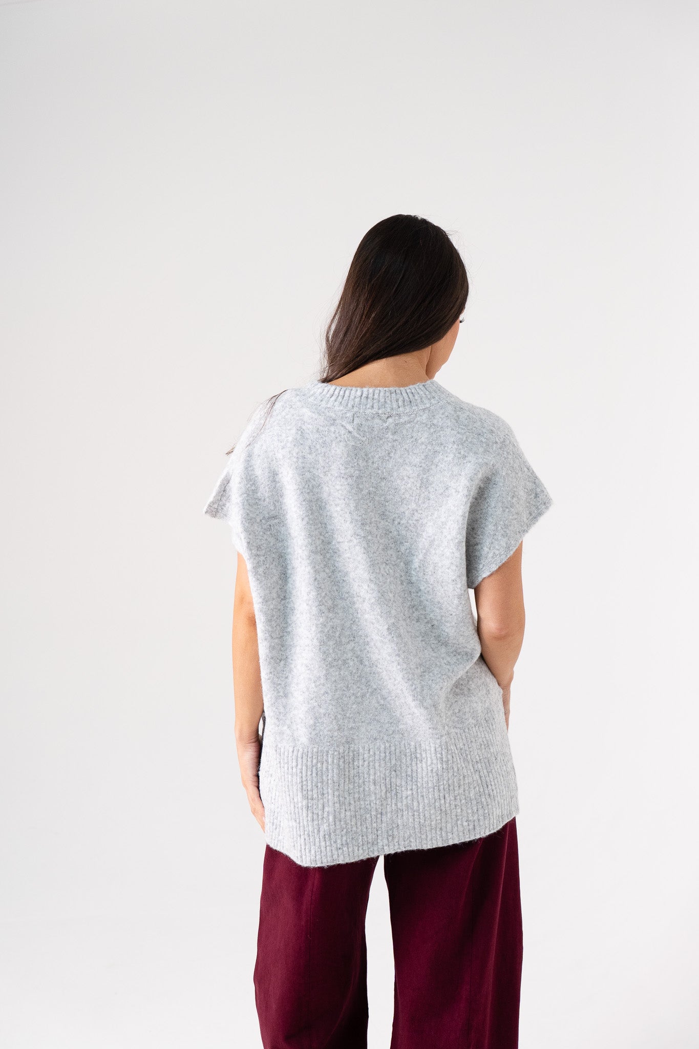 Ella V-Neck Sleeveless Jumper In Light Grey