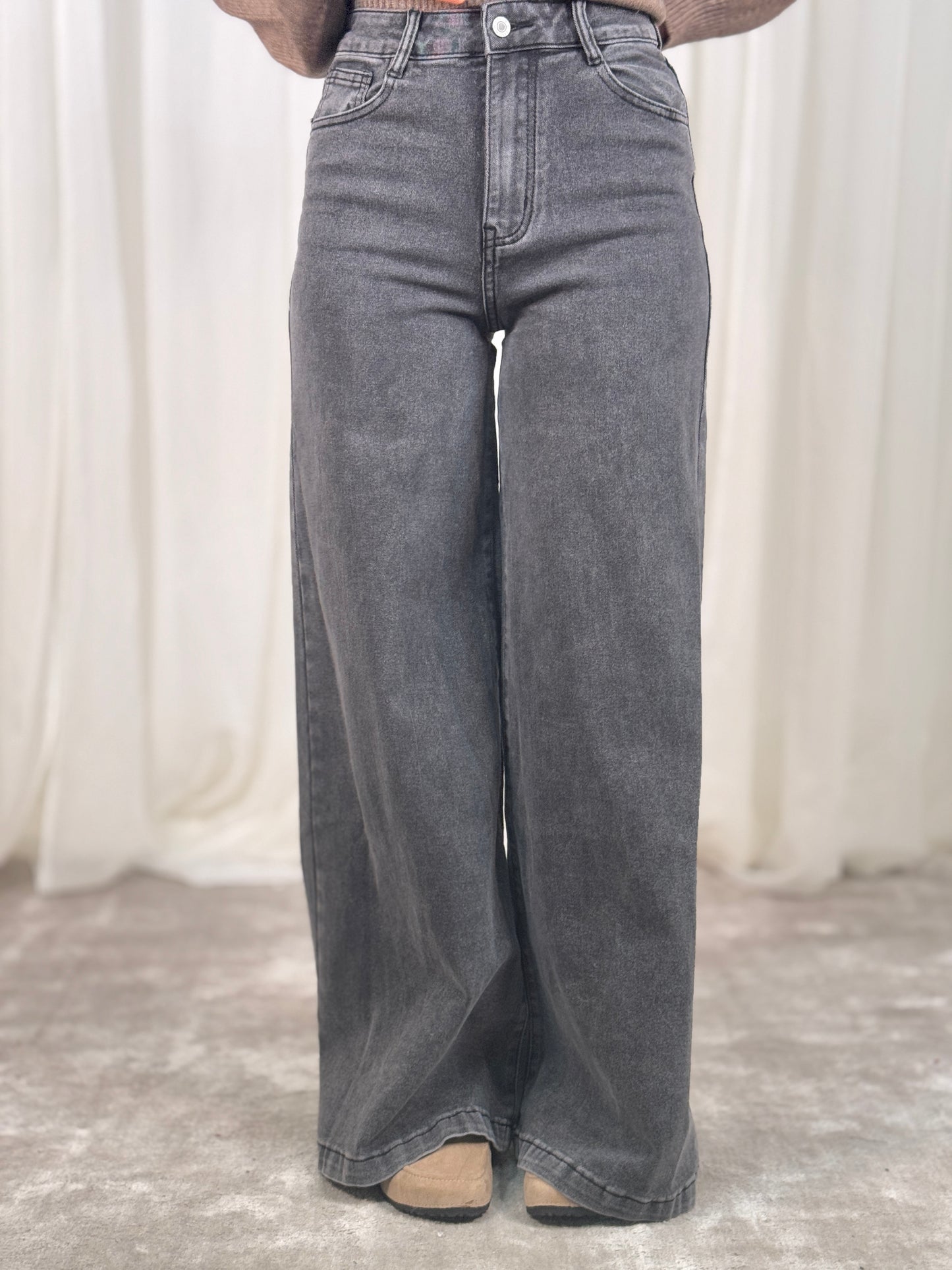 Lynne Extra Wide Leg Jeans In Grey Wash