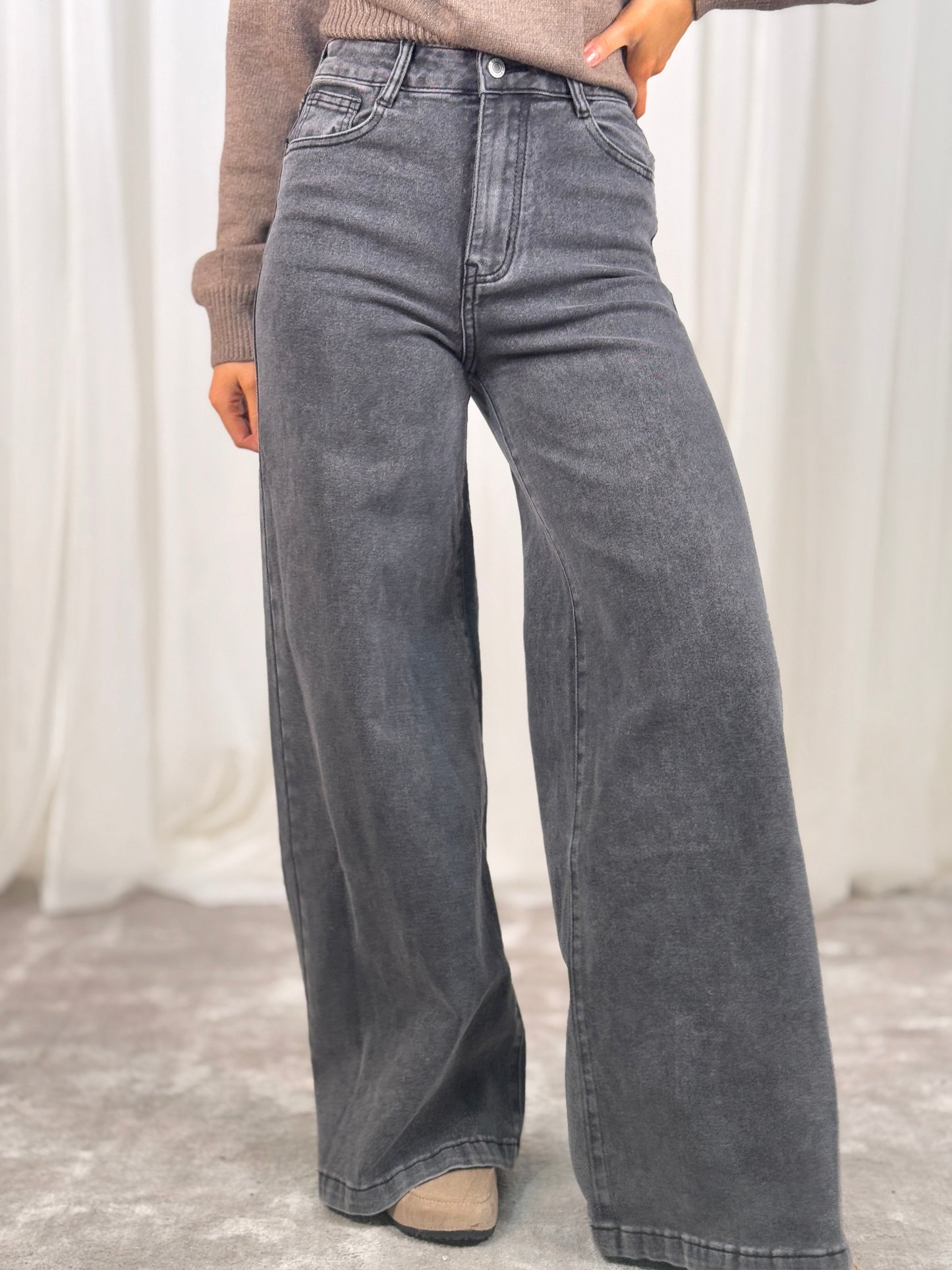 Lynne Extra Wide Leg Jeans In Grey Wash