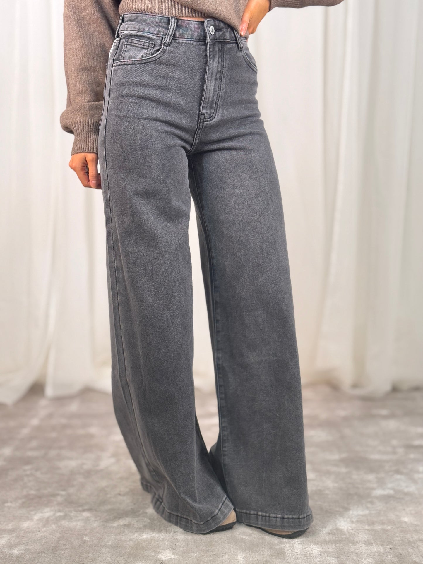 Lynne Extra Wide Leg Jeans In Grey Wash