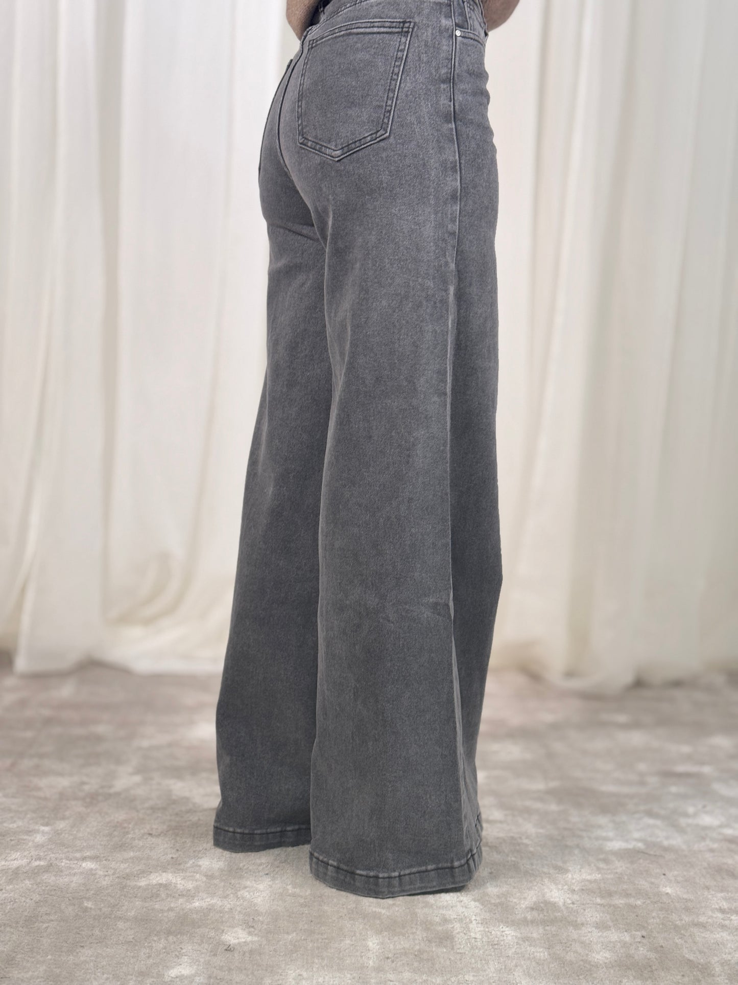 Lynne Extra Wide Leg Jeans In Grey Wash