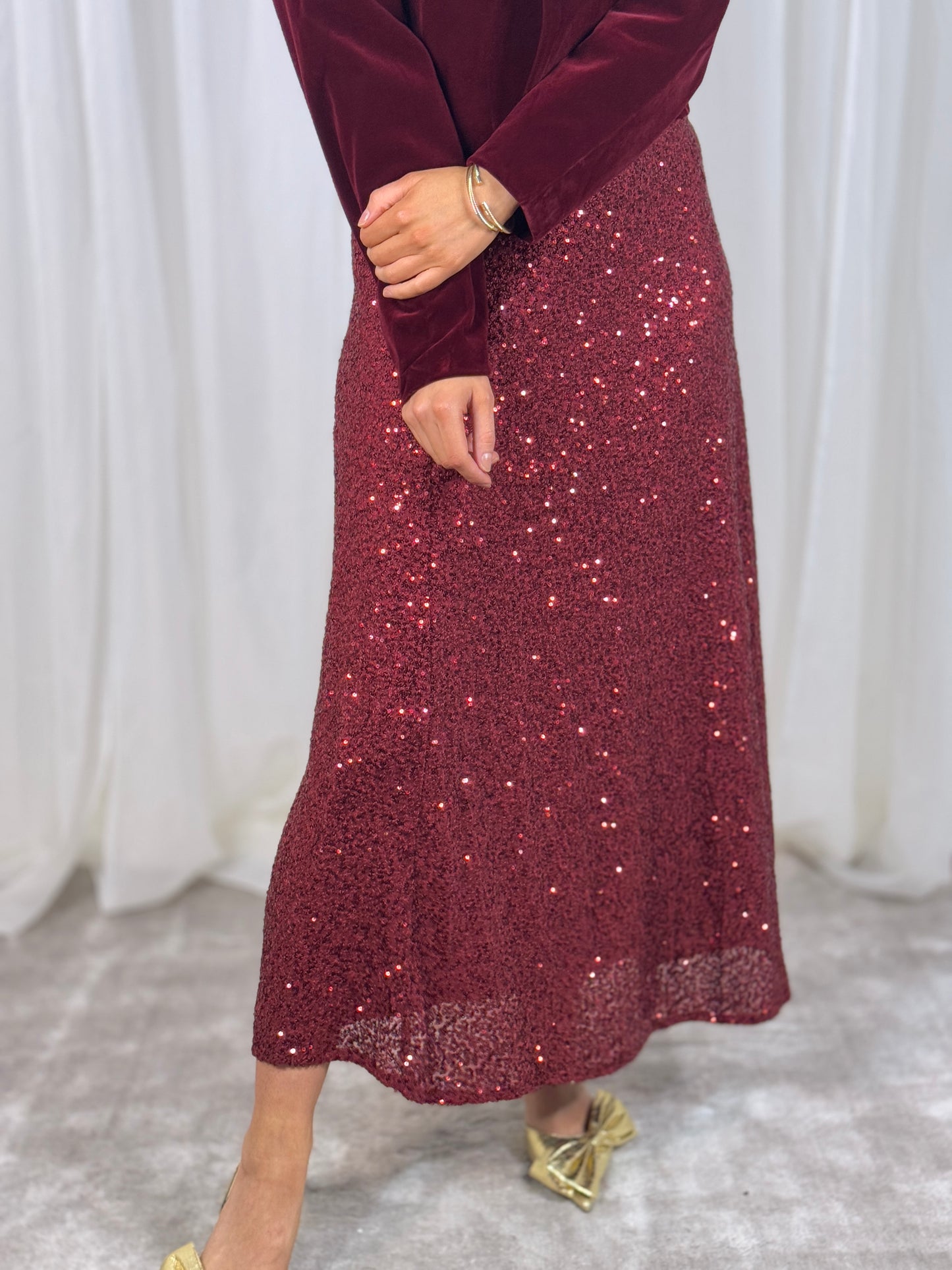 Kendra Sequin Midi Skirt In Bordeaux