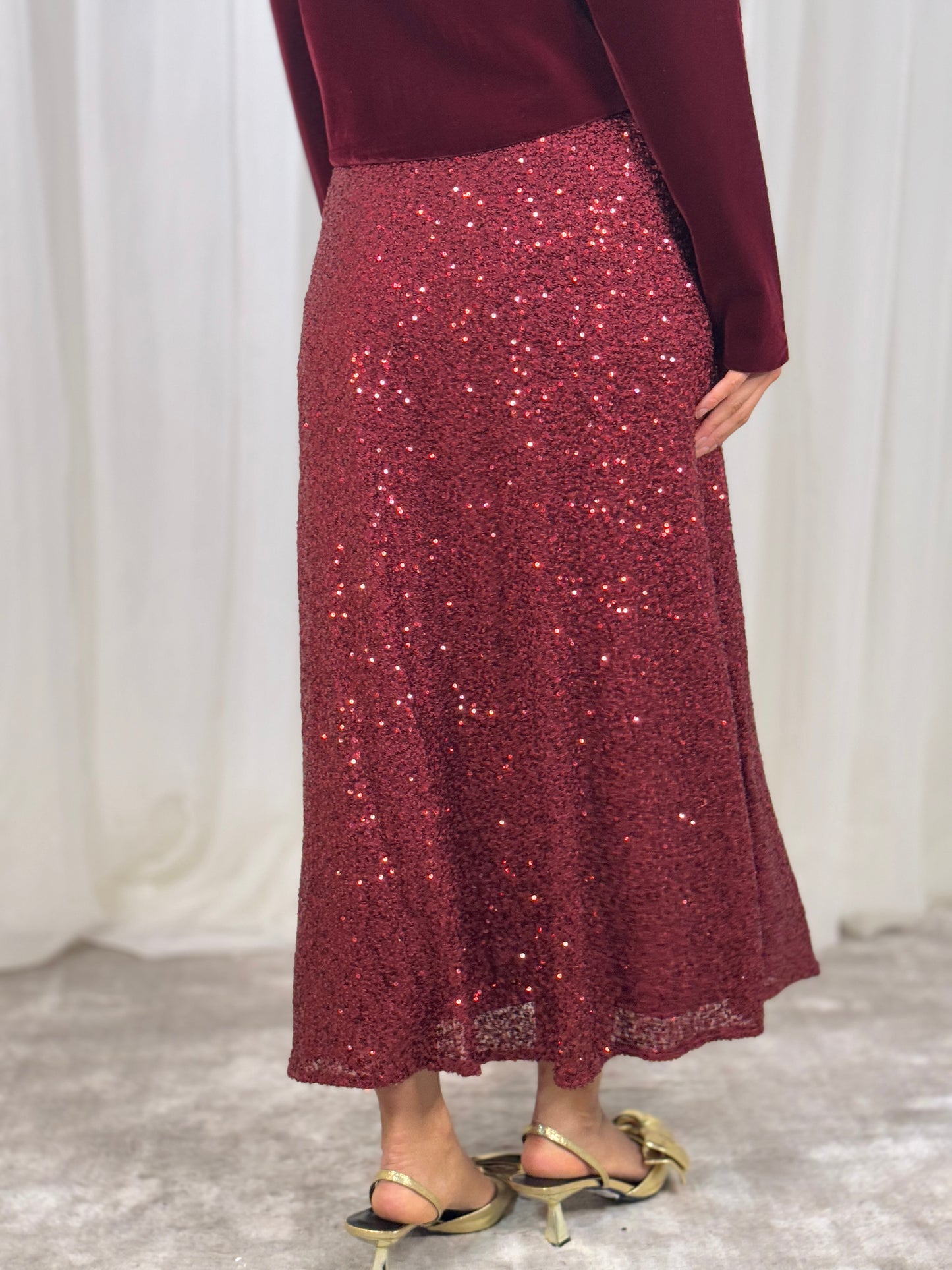 Kendra Sequin Midi Skirt In Bordeaux