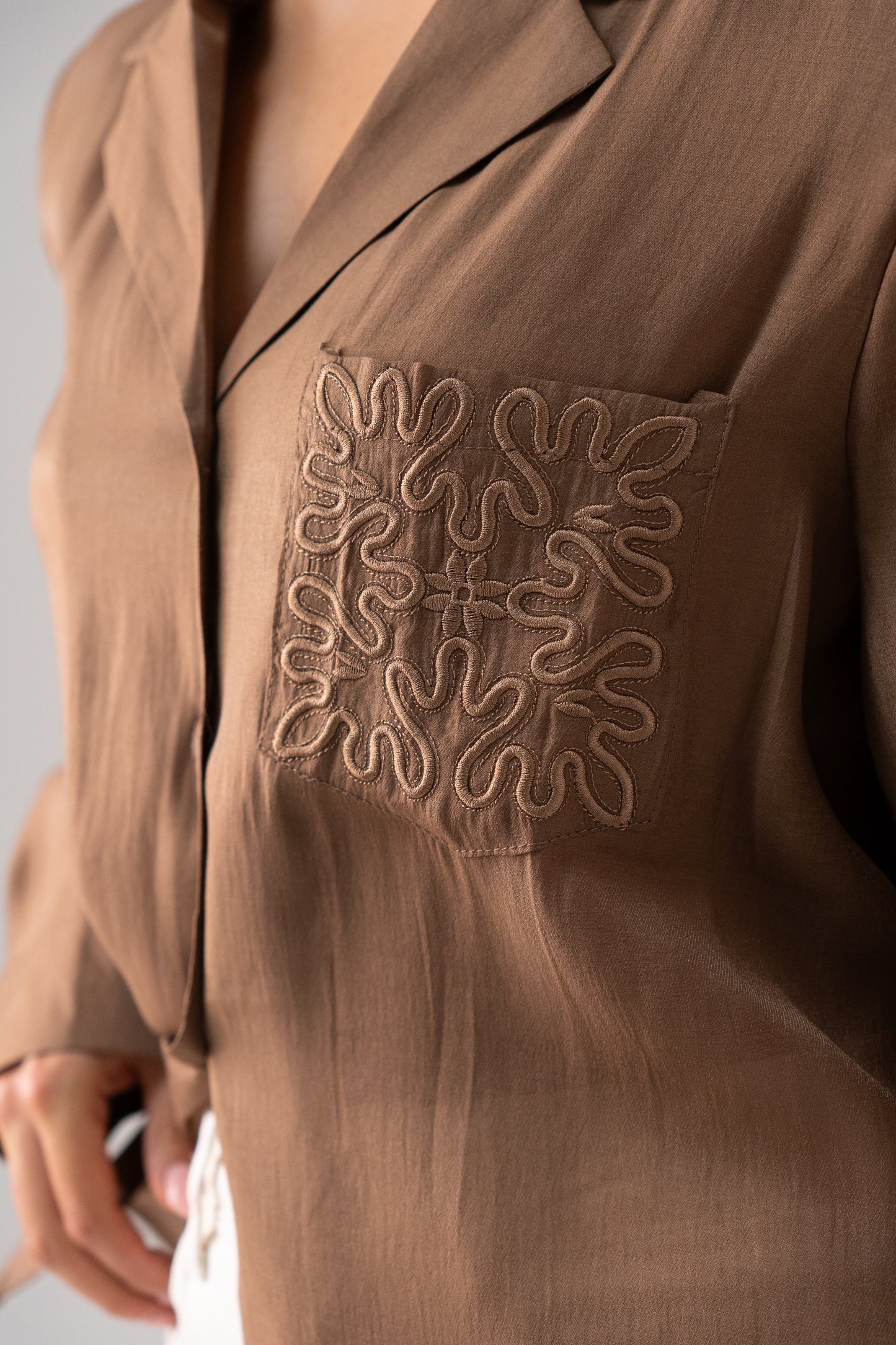 Iris Embroidered Pocket Blouse In Chocolate