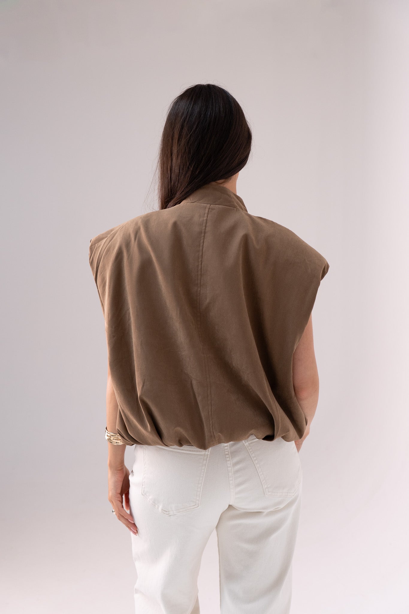 Iris Sleeveless Zip Jacket In Brown
