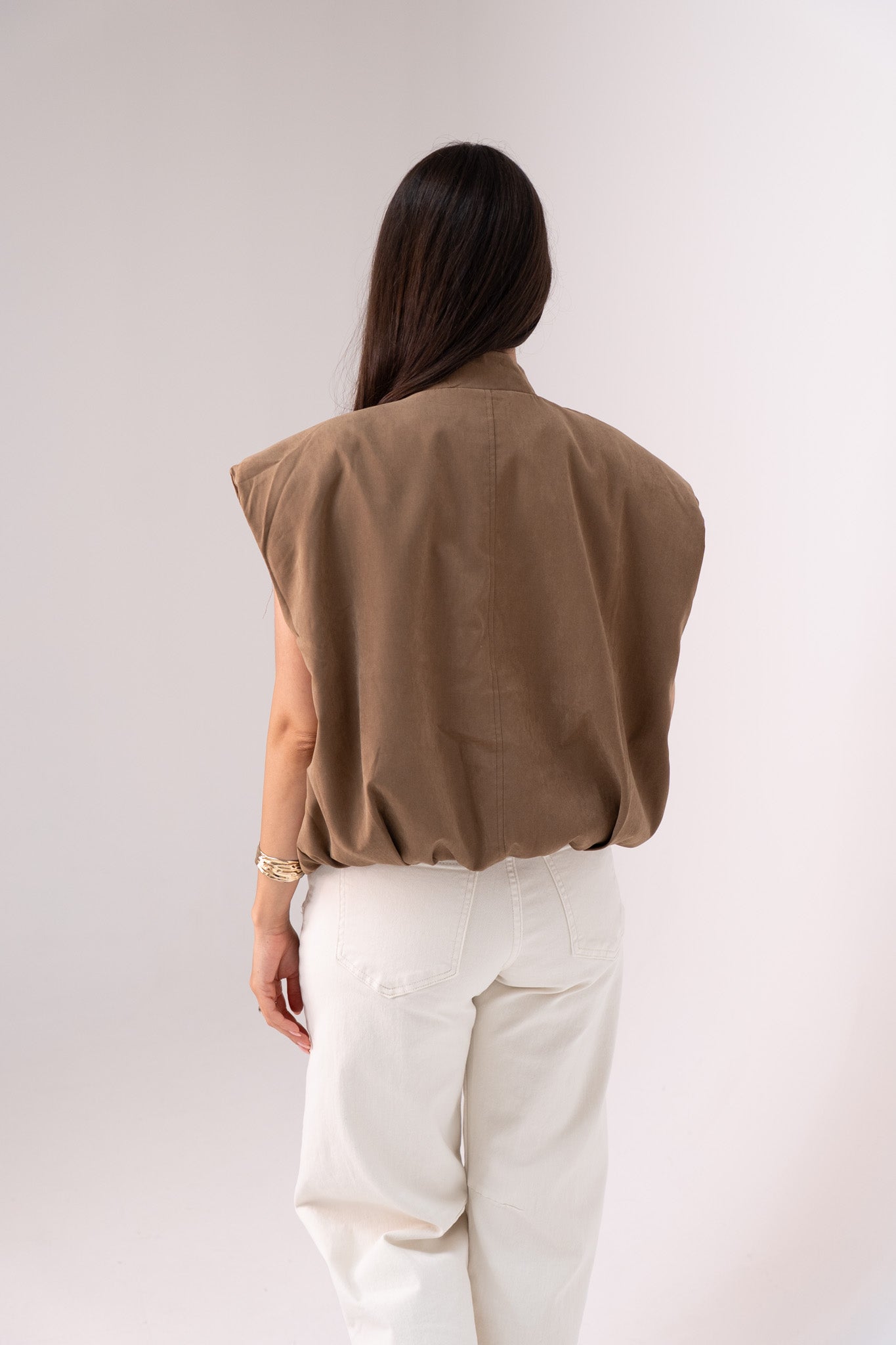 Iris Sleeveless Zip Jacket In Brown