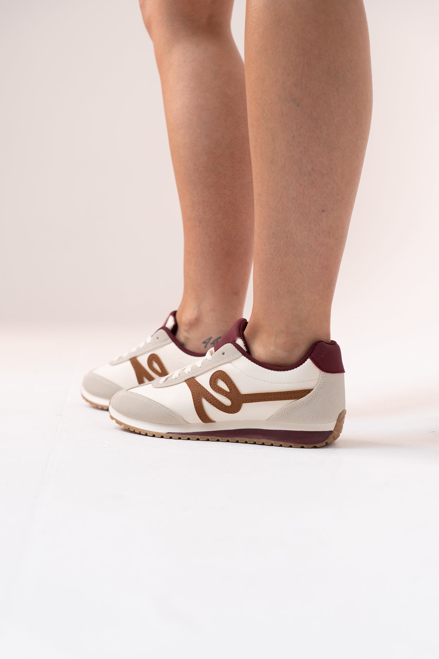 Izzy Contrast Trainer In Wine