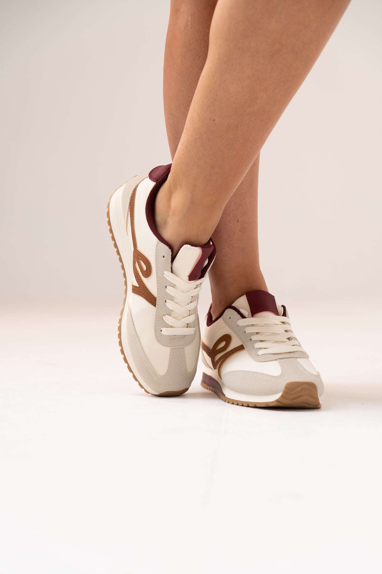 Izzy Contrast Trainer In Wine