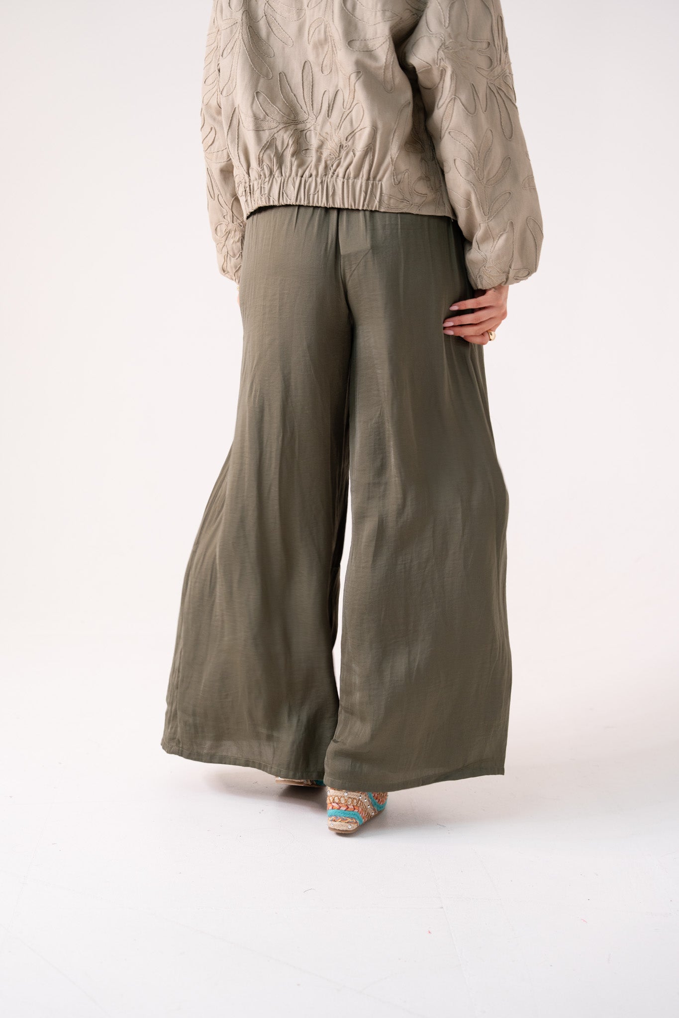 Kendra Wide Leg Trousers In Khaki