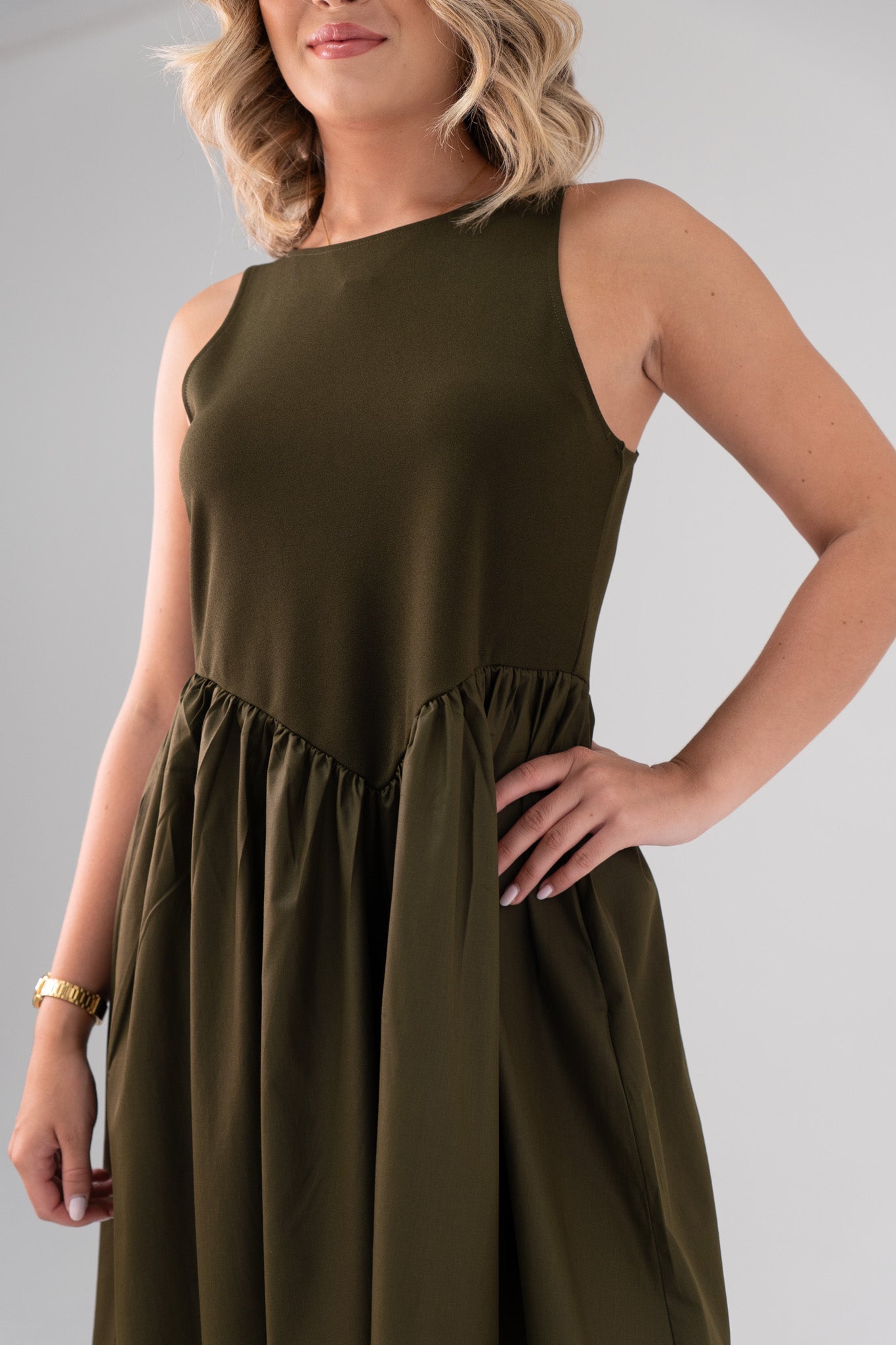 Maddie Sleeveless Dress In Khaki